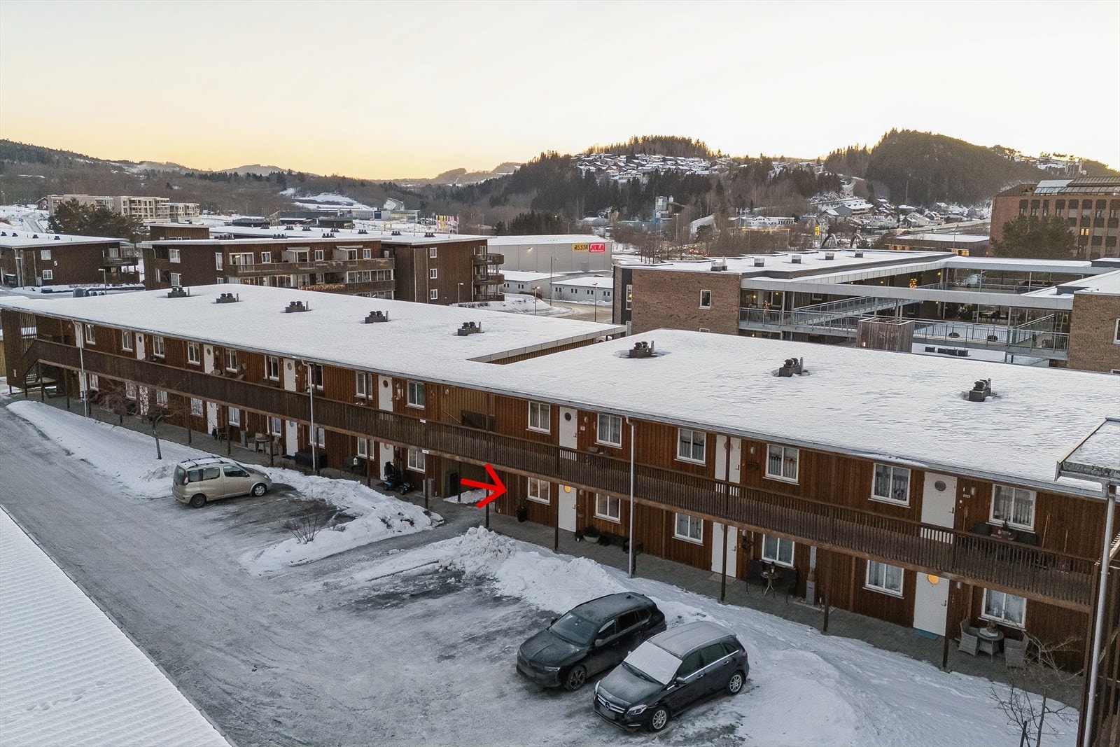 Inngang fra bakkeplan Galleribilde