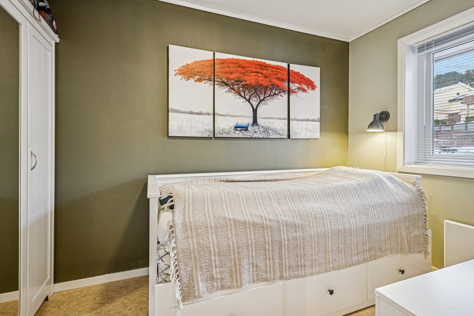 Soverom nr 2, også det oppmalt i lune gode fargevalg. Galleribilde