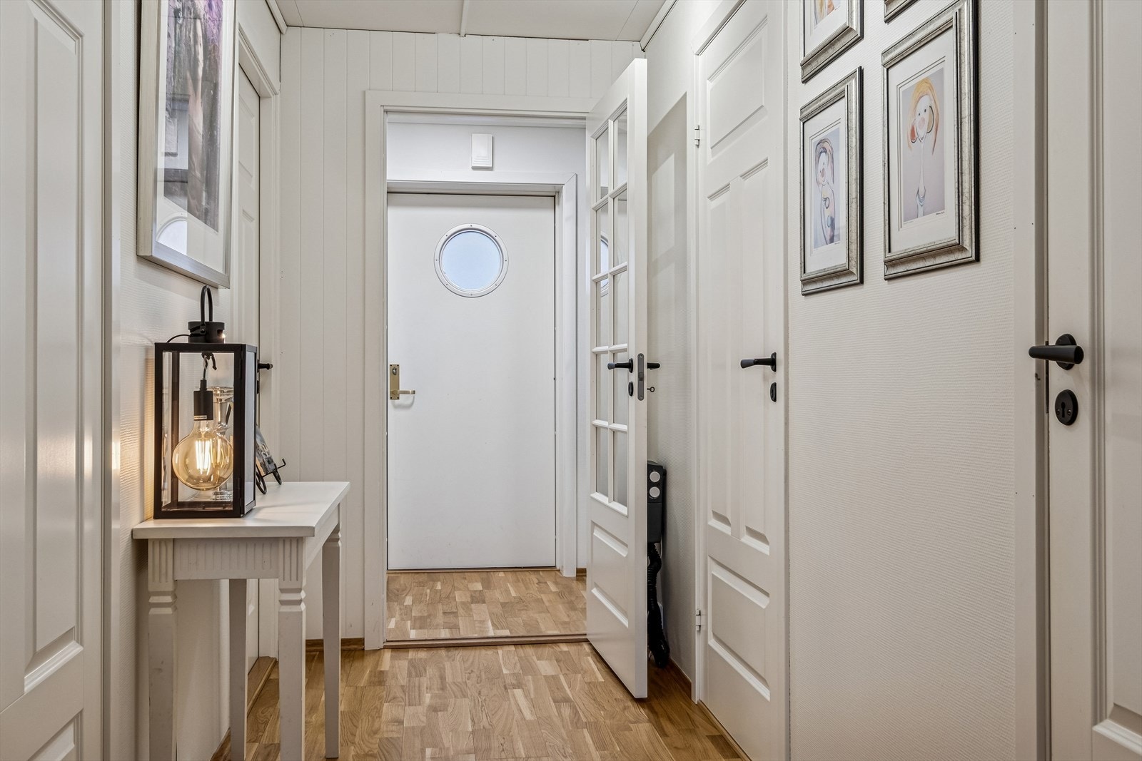 Gangen er delt opp slik at man får en yttergang. Galleribilde