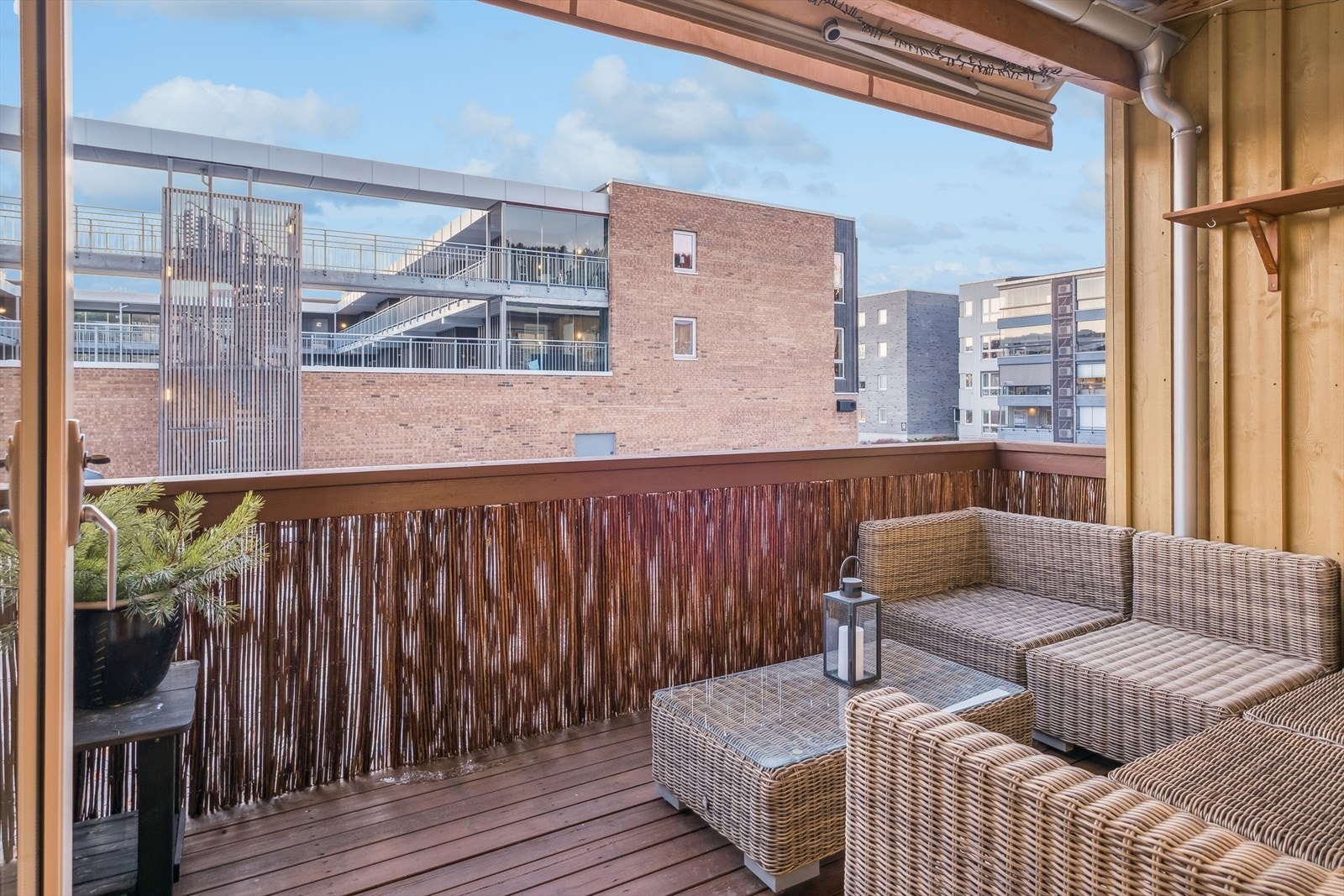 Lun uteplass med takoverbygg og terrassemarkise Galleribilde