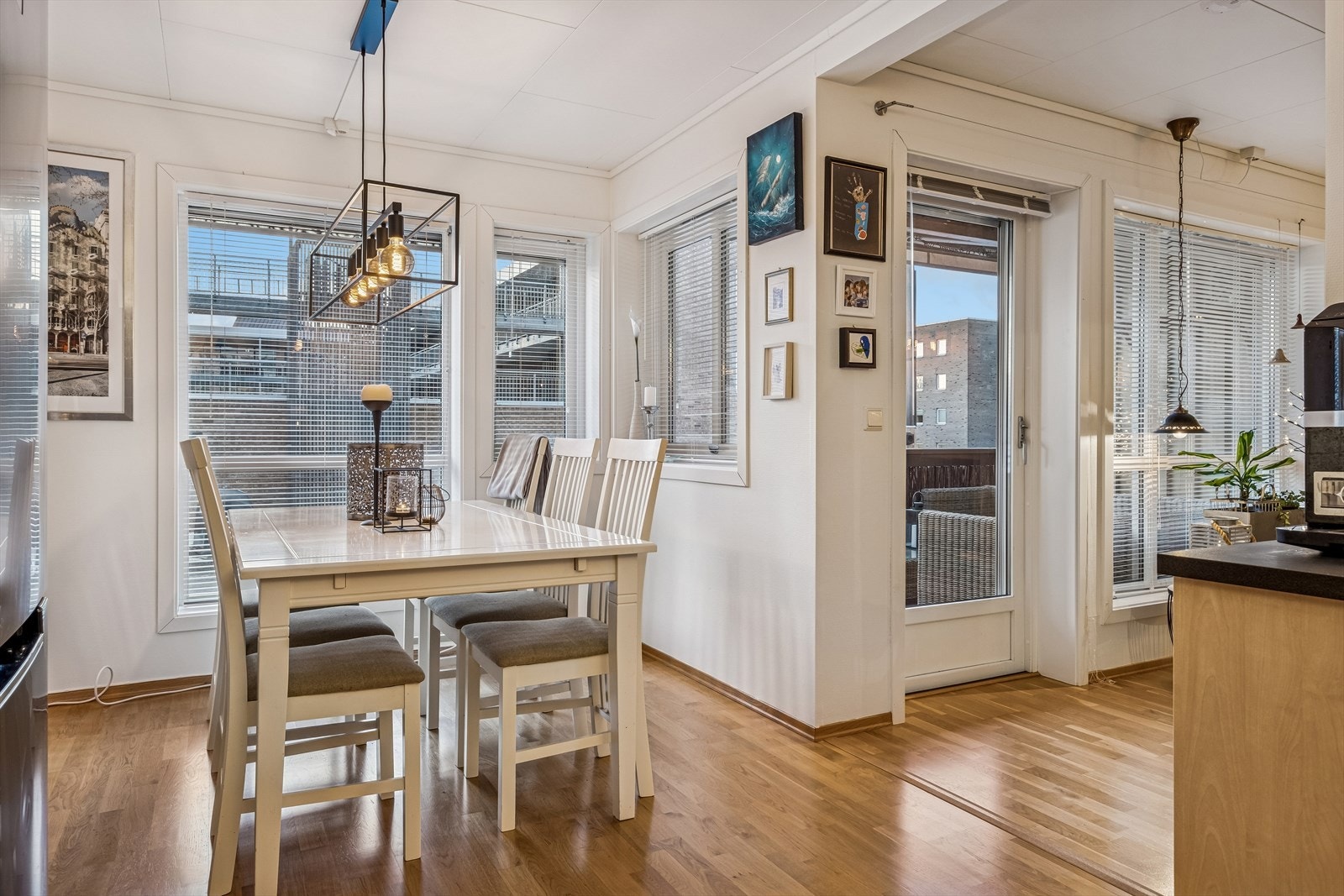 Egen spiseplass på kjøkken. Galleribilde