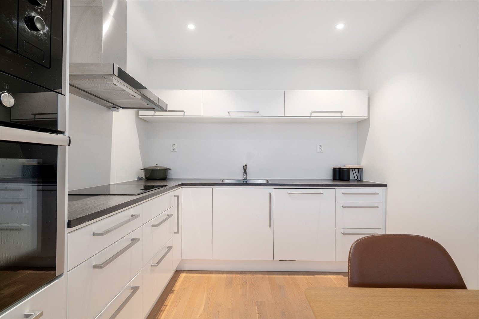 Kjøkkeninnredning med slette hvite fronter Galleribilde