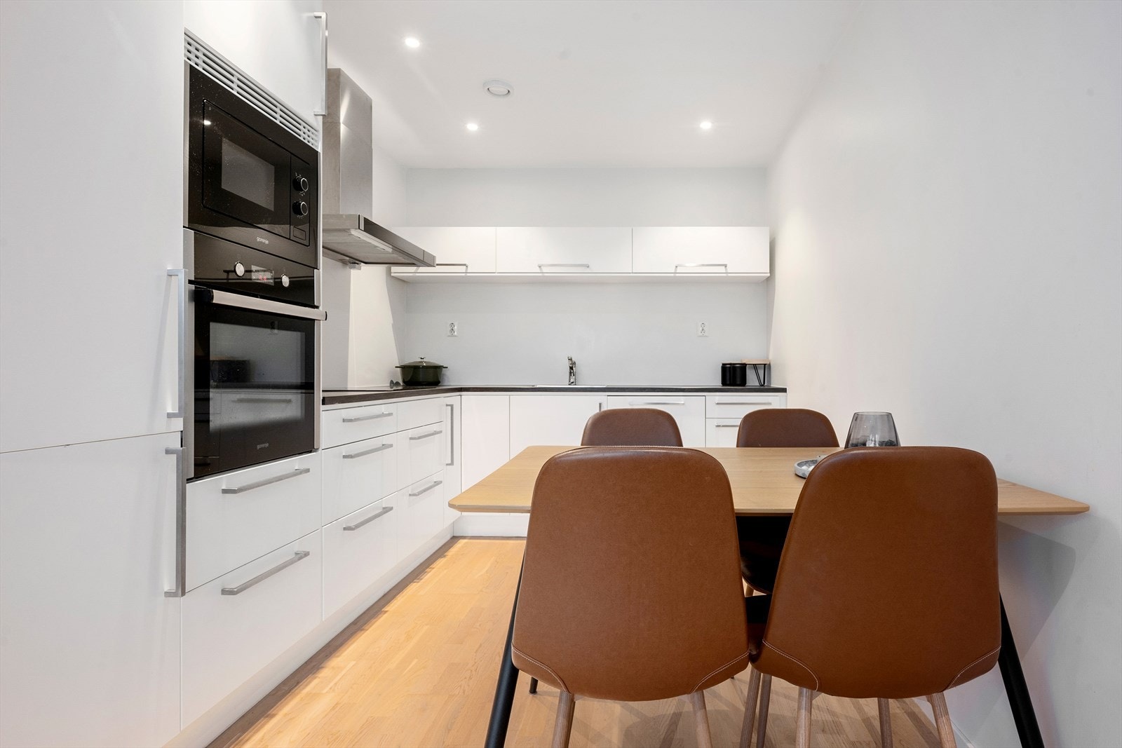 Kjøkken med god skap- og benkeplass. Galleribilde