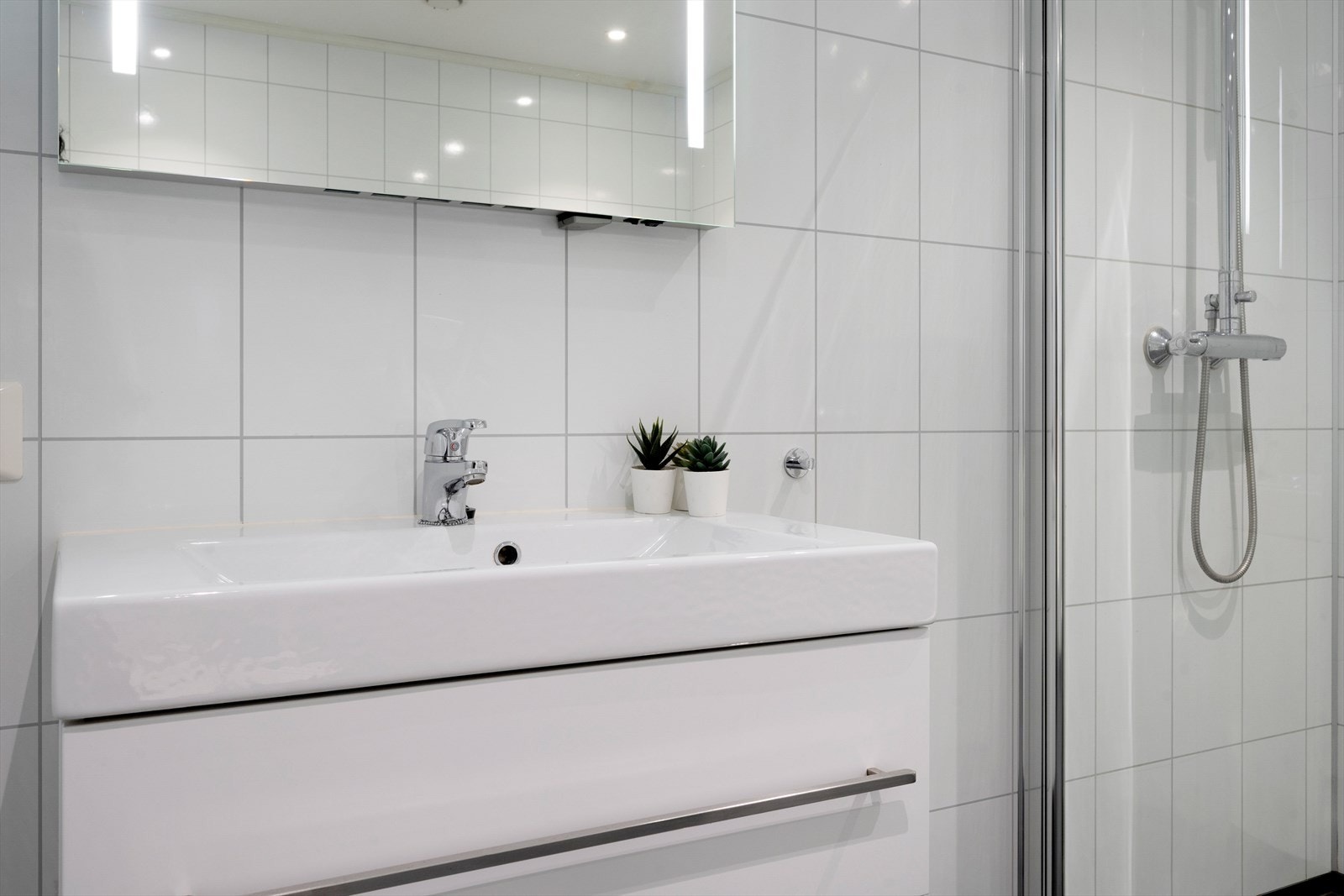 Baderomsinnredning med skuffer i underskap Galleribilde