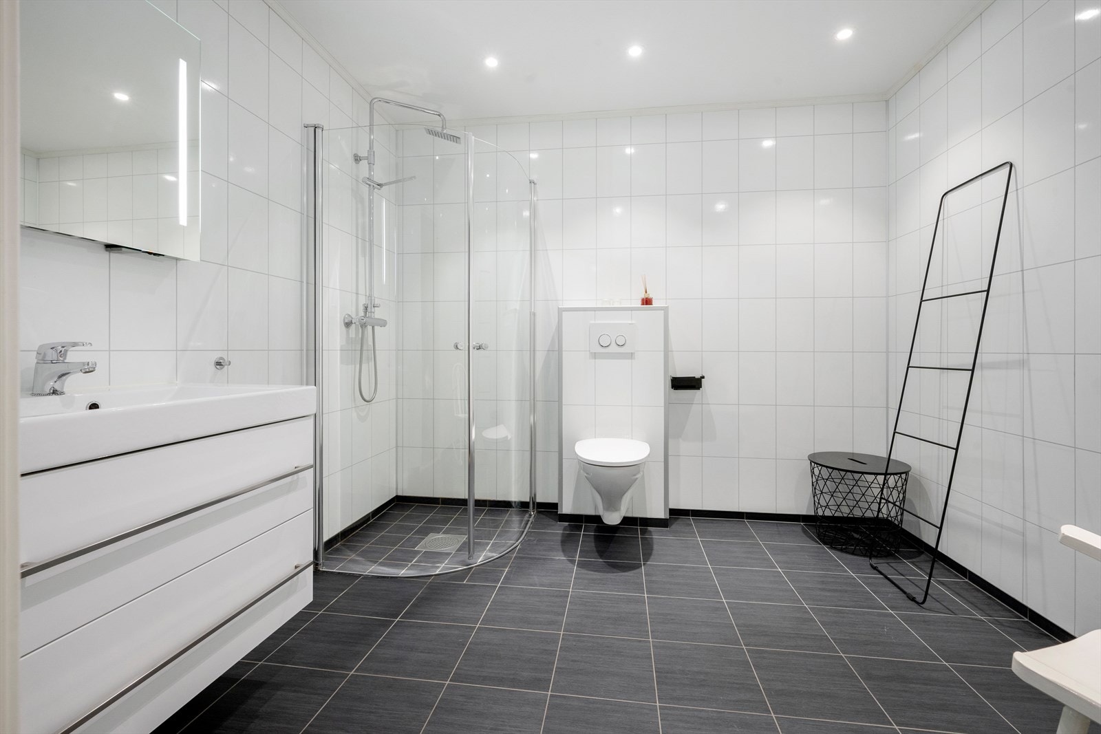 Romslig bad med lyse flater og god gulvplass. Galleribilde