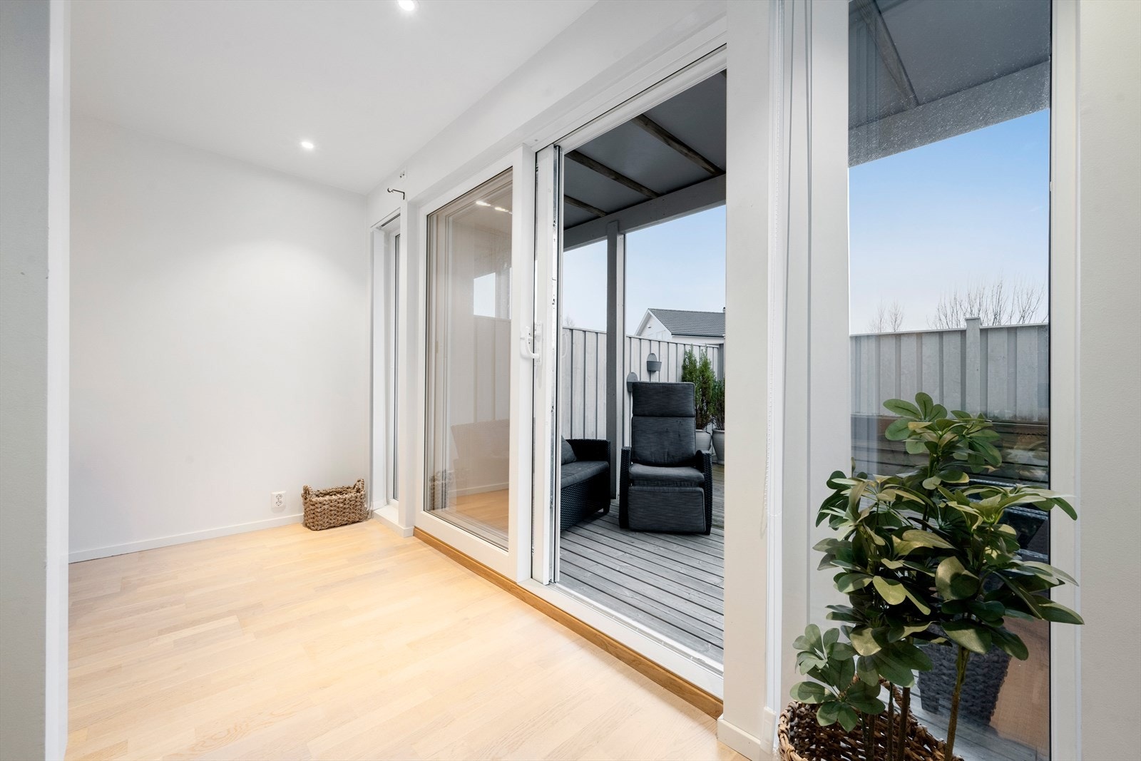 Utgang fra stue/kjøkken til terrasse. Galleribilde