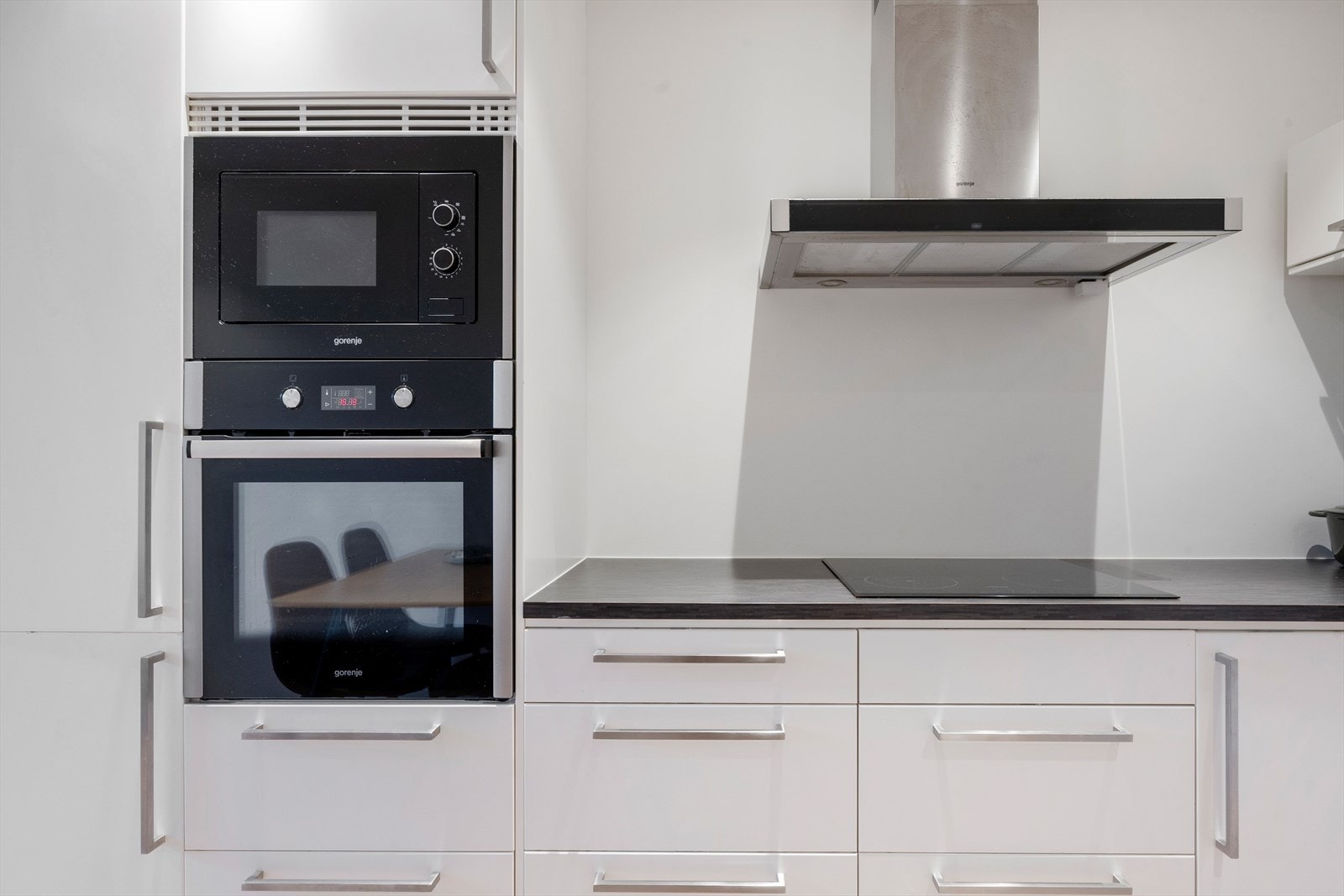 Tidsriktig kjøkken med integrerte hvitevarer. Galleribilde