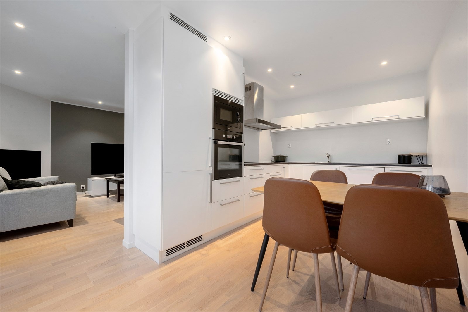 Kjøkken er delvis avgrenset fra stue Galleribilde