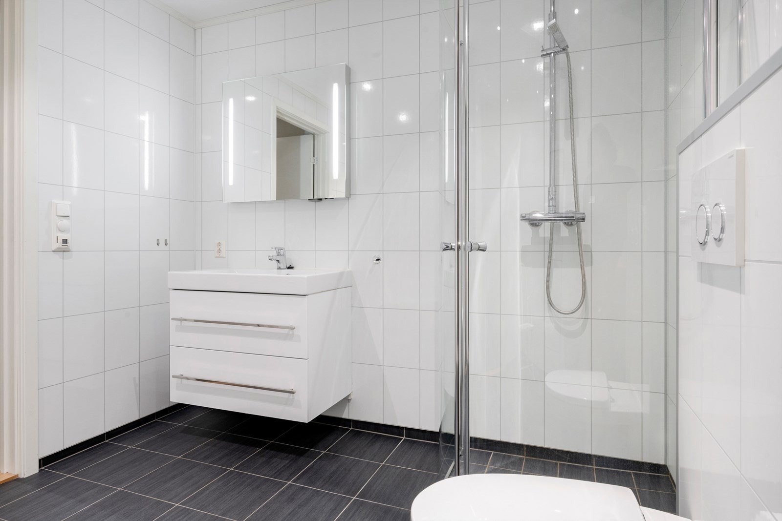 Romslig bad med dusj Galleribilde