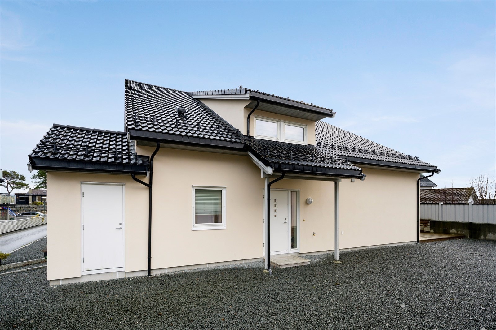 Leiligheten har også en utvendig bod. (Dør til venstre) Galleribilde