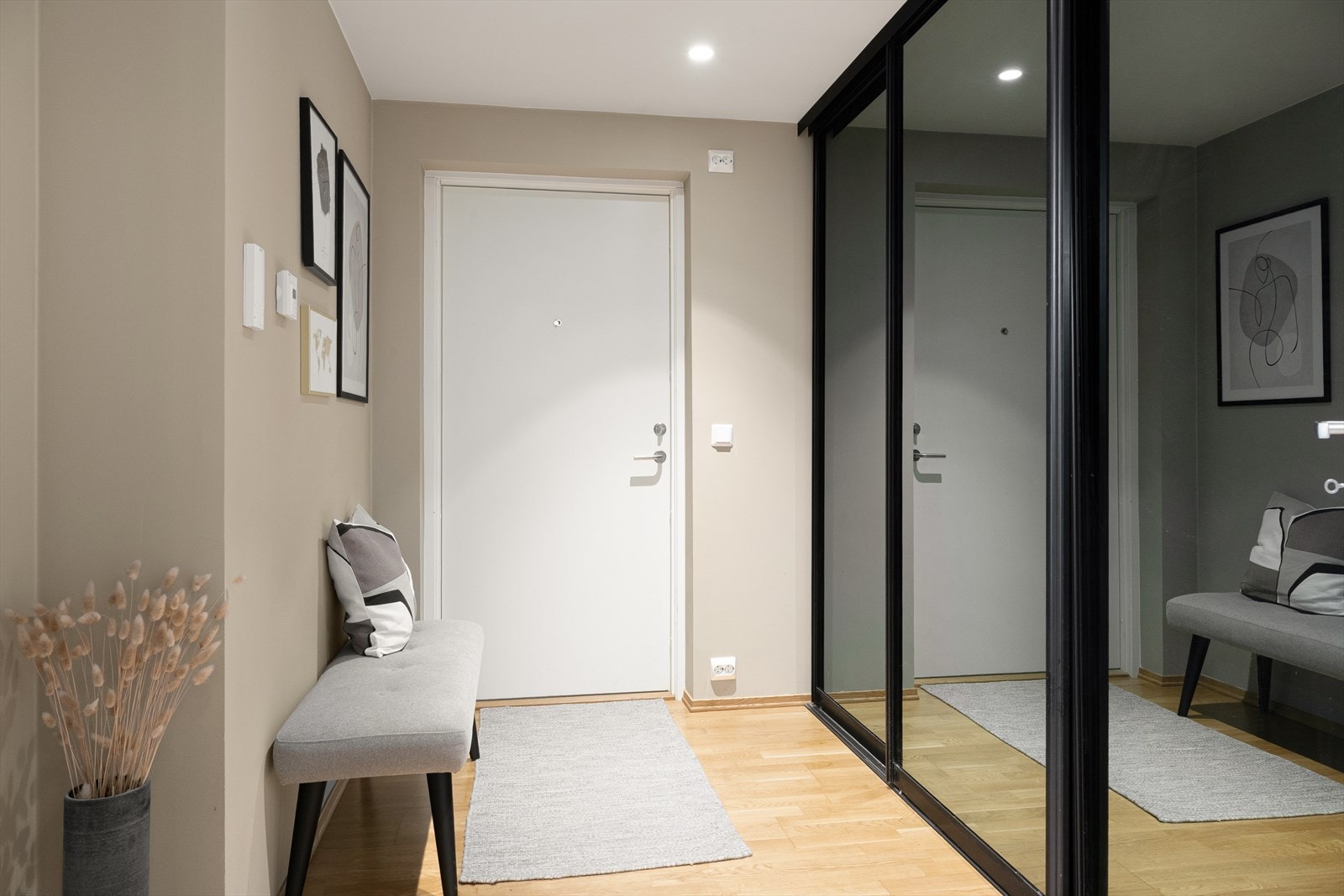 Romslig entrè/gang med plass til og henge fra seg yttertøy i stor skyvedørsgarderobe. Galleribilde