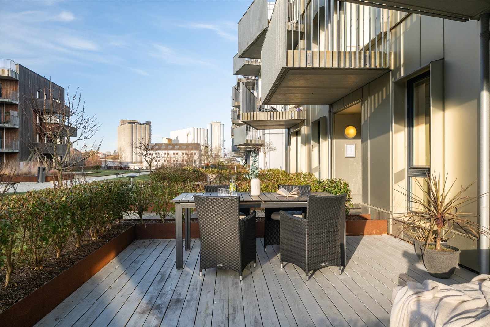 Utgang til en sørvestvendt terrasse på ca. 22 kvm med svært gode solforhold og rikelig plass til utemøbler. Galleribilde