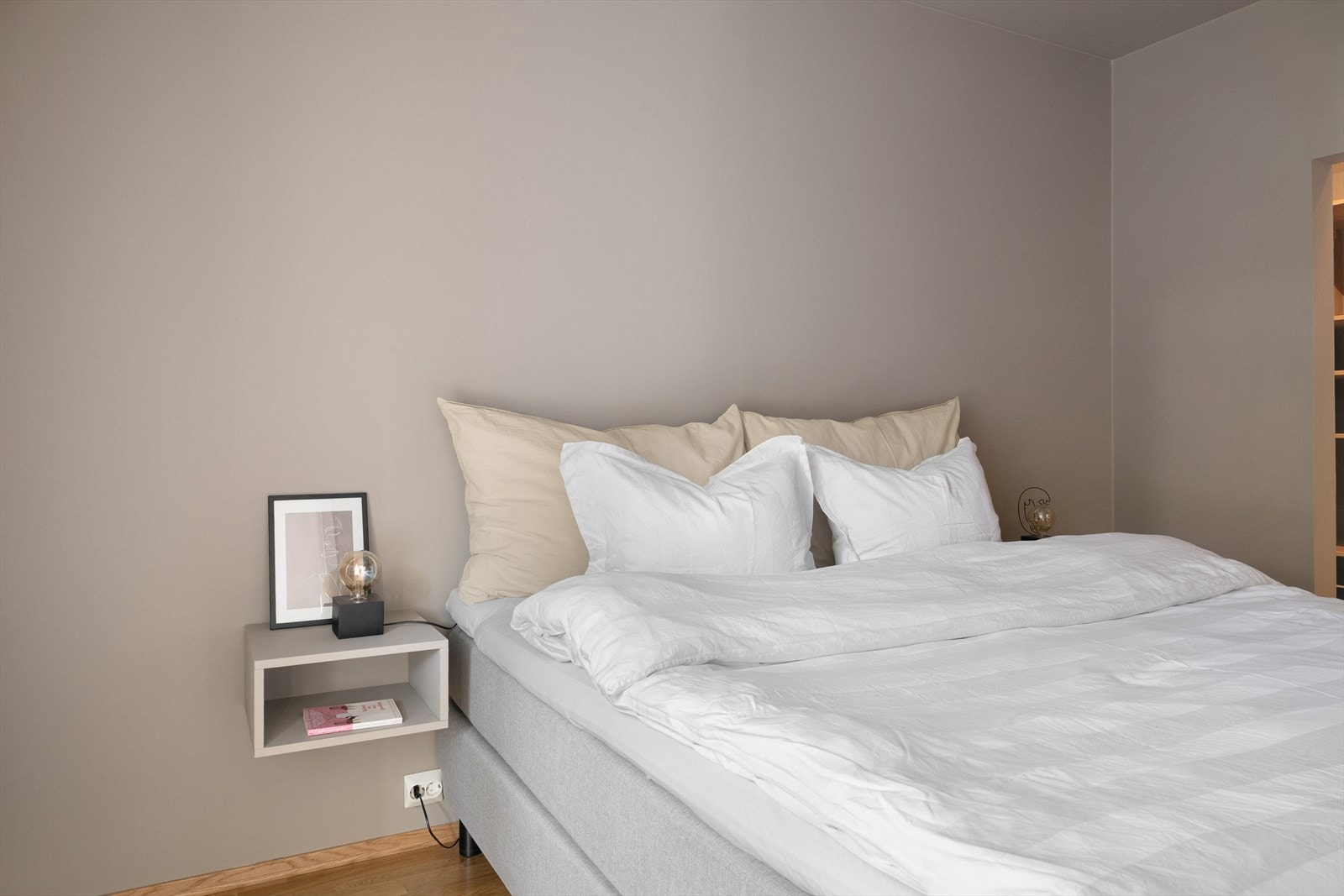 Leiligheten har ett romslig soverom med tilhørende bod/walk in closet. Galleribilde