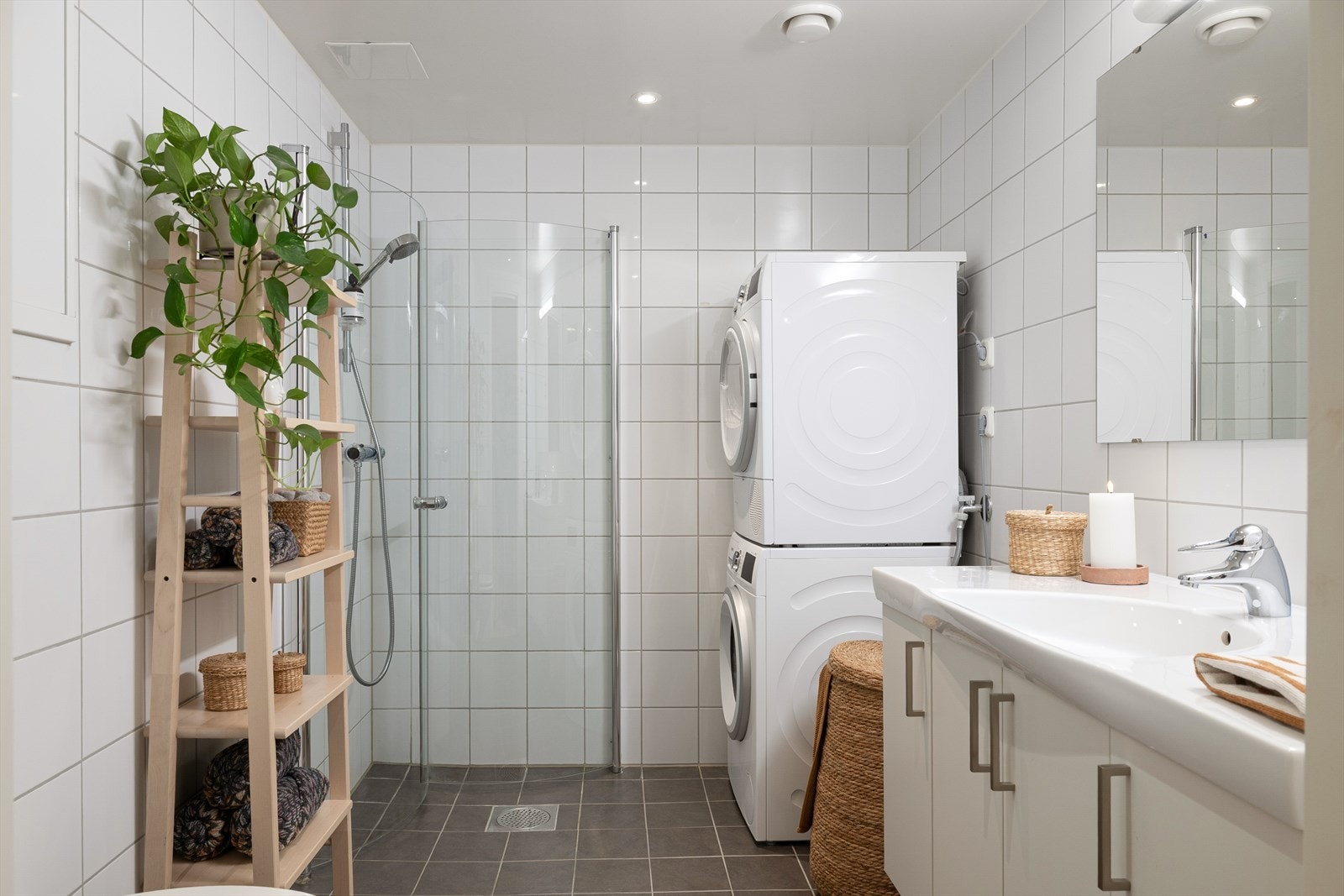 Tidløst helfliset baderom med vannbåren varme i gulv og downlights i himling. Galleribilde