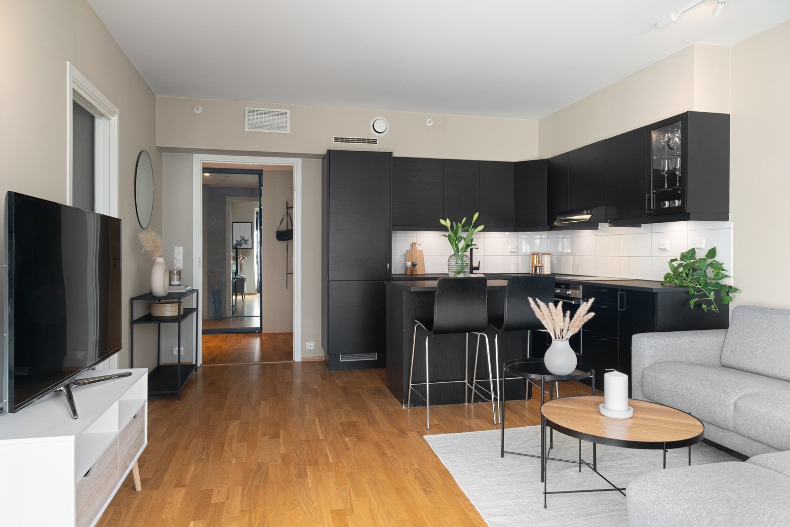 Stuen er romslig og møbleringsvennlig, med god plass til både sofagruppe og TV-løsning. Galleribilde