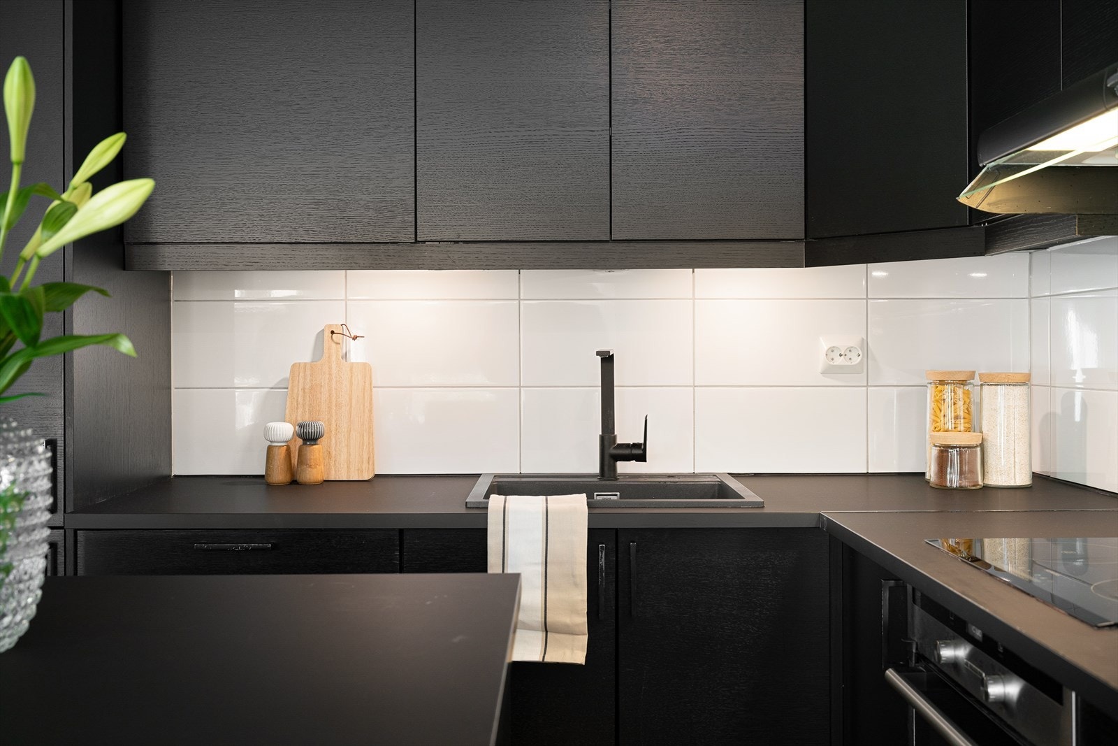 Kjøkkenet er stilrent med glatte fronter og laminat benkeplate. Galleribilde