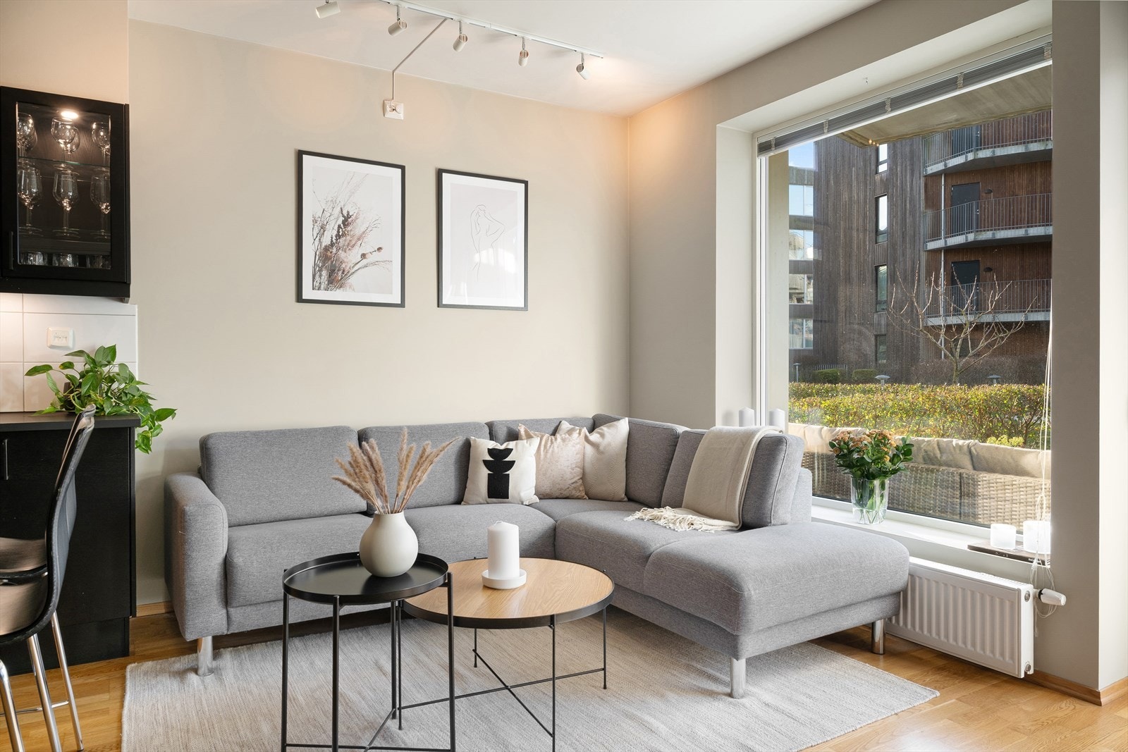 Stuen er oppvarmet med vannbåren varme via radiator, som gir jevn og behagelig temperatur. Galleribilde