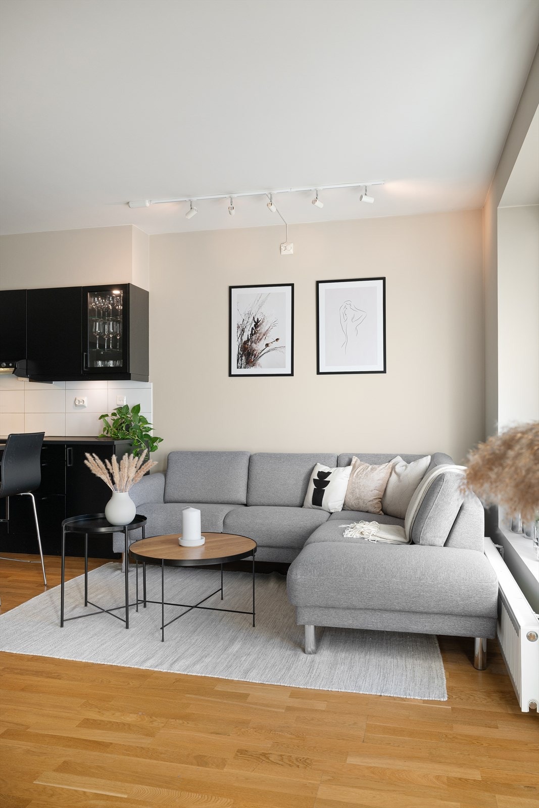 Leiligheten holder gjennomgående god standard med parkett på gulv og vegger malt i lyse og tidsriktige fargevalg som gir et stilrent og tidløst uttrykk. Galleribilde