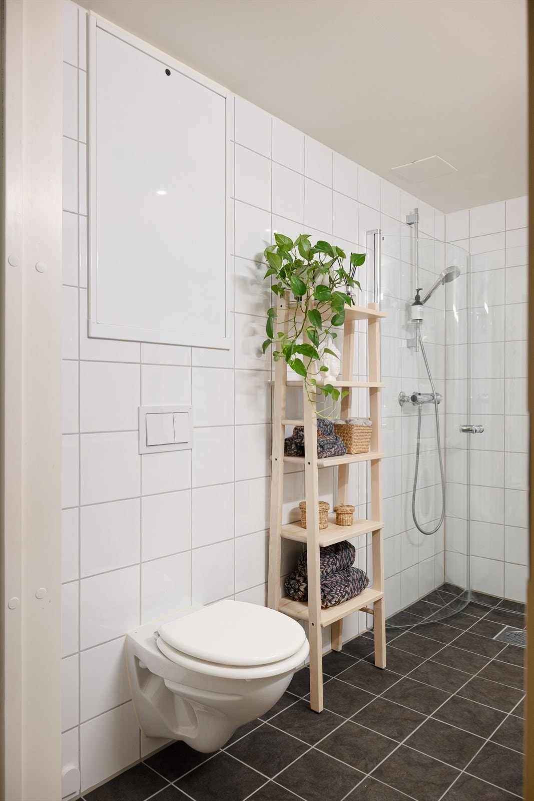 Badet er innredet med vegghengt toalett, dusjhjørne og vask i seksjon. Det er opplegg for vaskemaskin på badet. Galleribilde