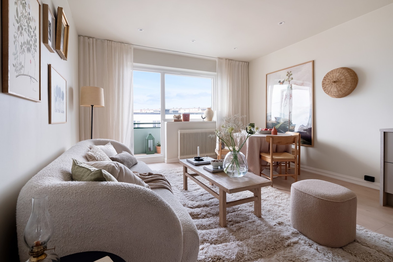 Boligens stue og kjøkken er i en åpen løsning, noe som gir et sosialt og luftig allrom. Galleribilde