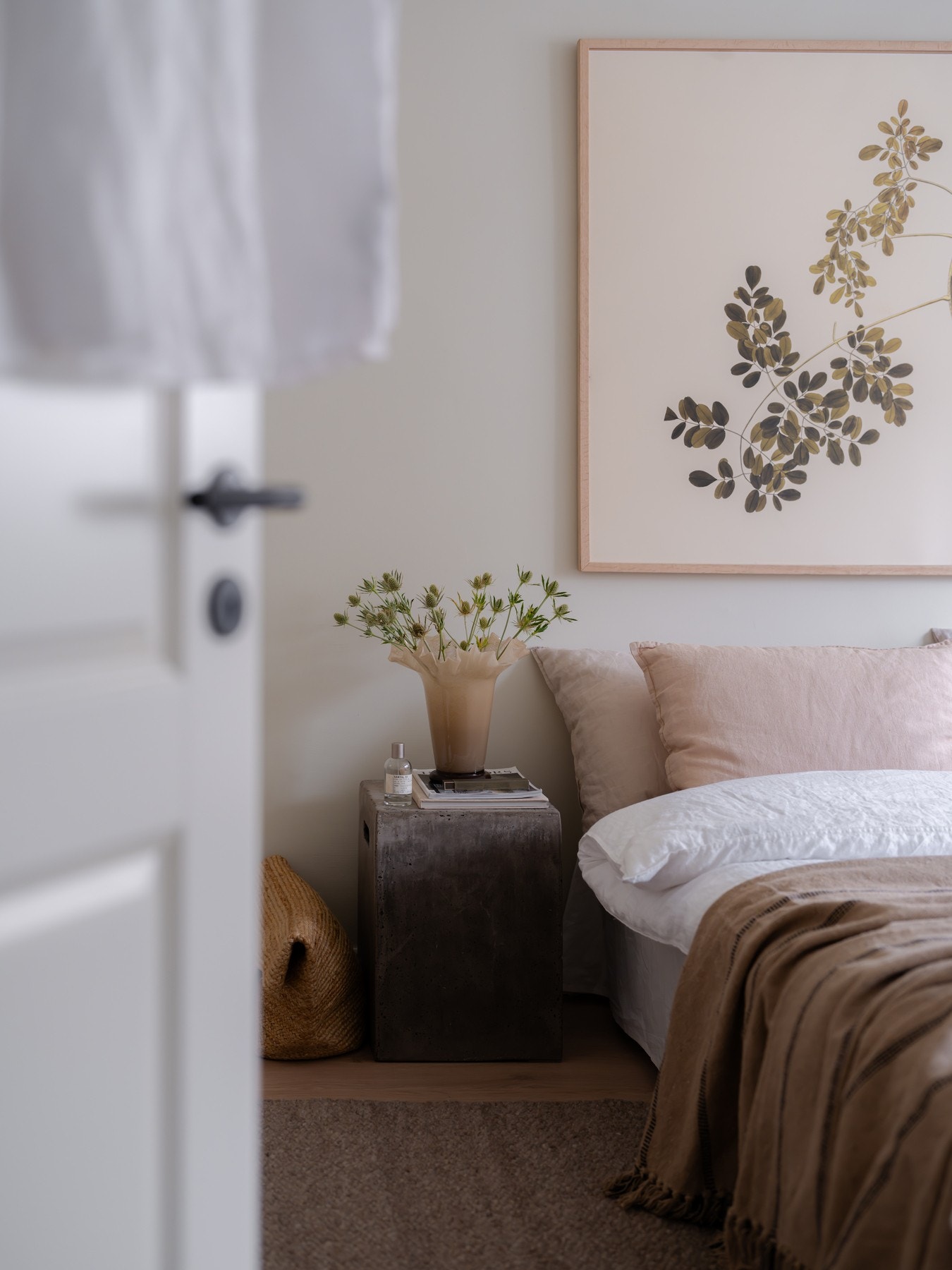 Boligens to soverom er begge av god størrelse og holdt i moderne fargevalg. Galleribilde