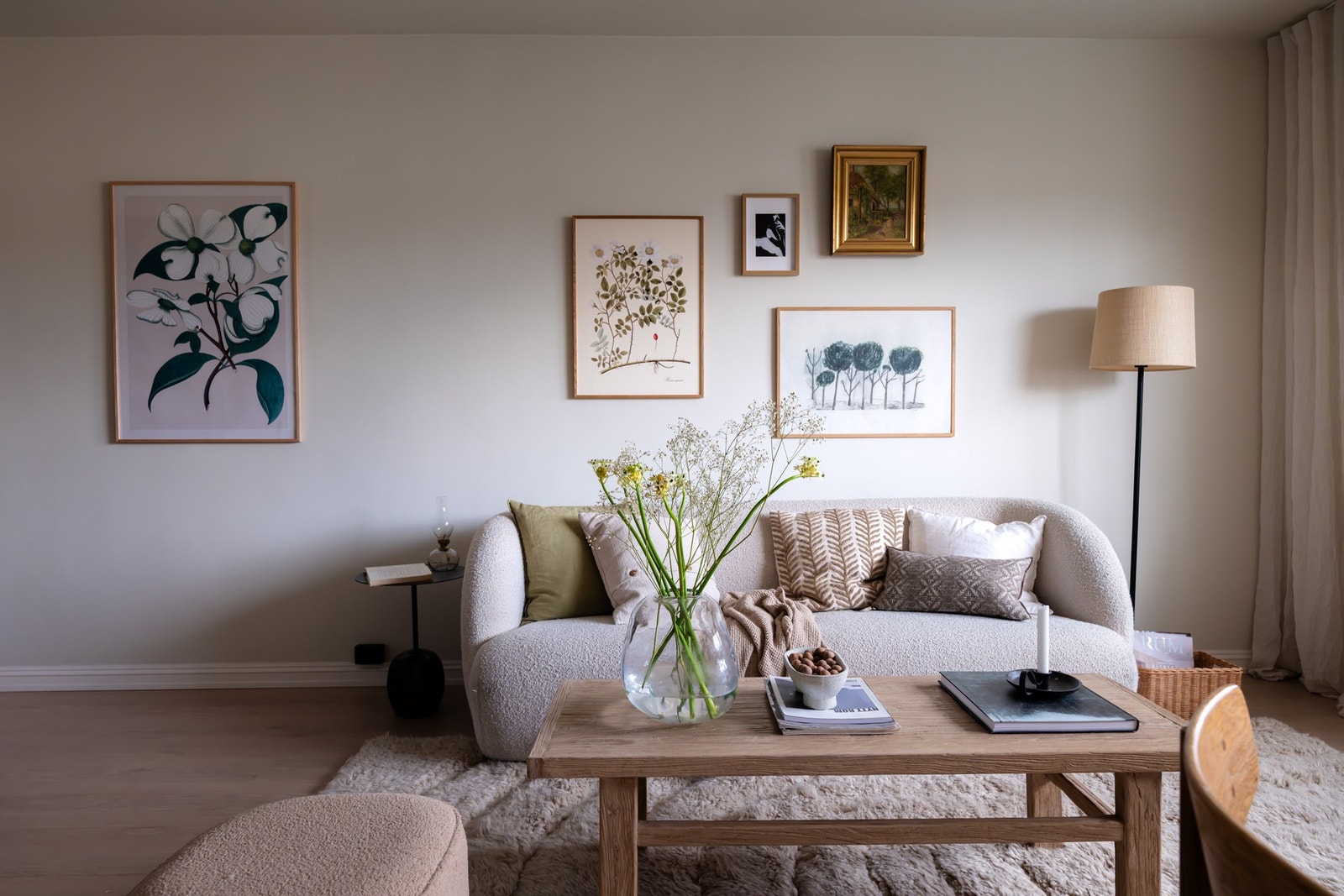 I stuen er det god plass til sofagruppe med tilhørende møblement. Galleribilde