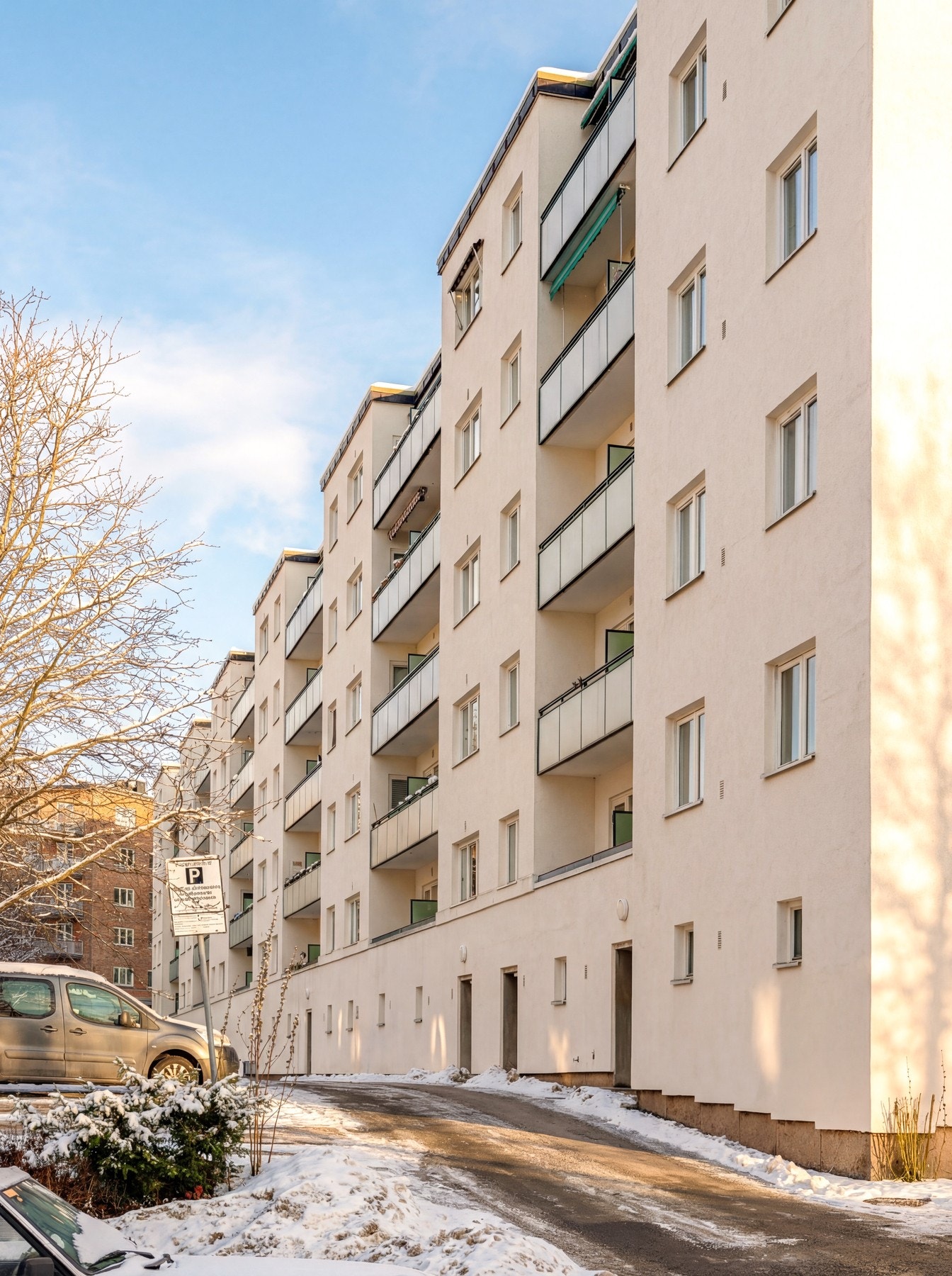 Beliggenheten er perfekt for deg som ønsker å være sentrumsnær, men samtidig bo i et rolig og tilbaketrukket nabolag. Galleribilde