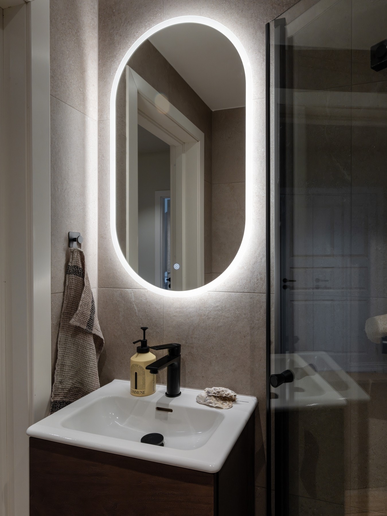 Badet fremstår moderne og tidsriktig, med god komfort og gjennomtenkte løsninger. Galleribilde