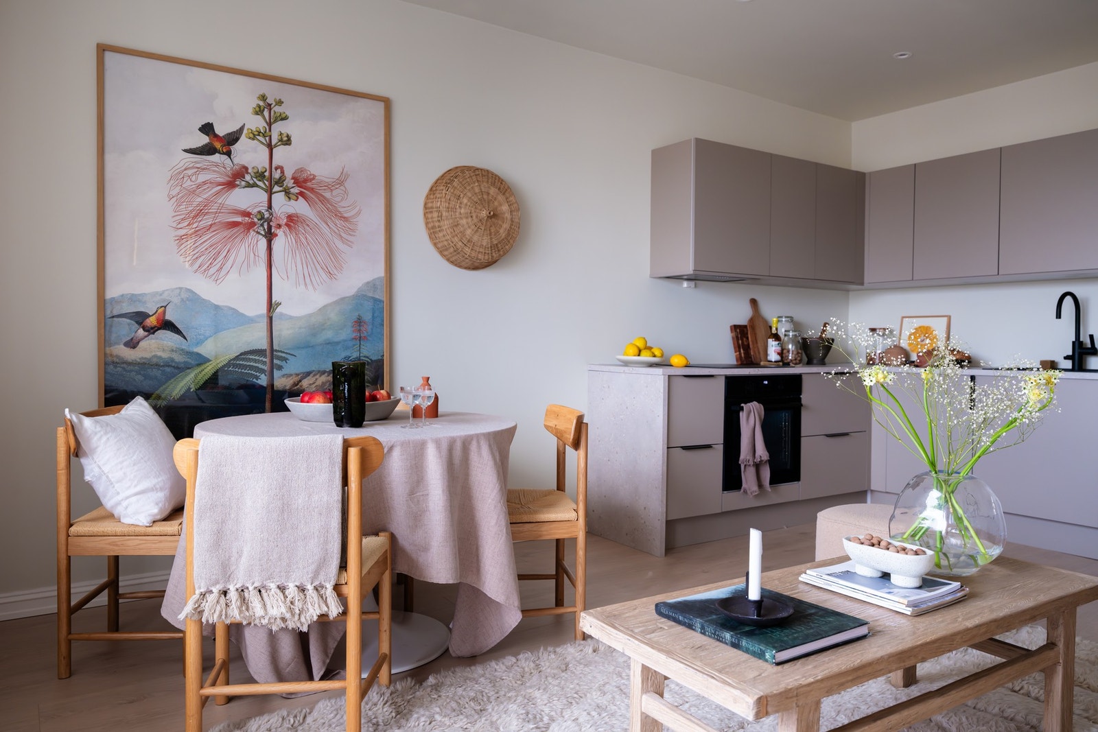 Fyring og varmtvann (a-konto), samt bredbånd er inkludert i felleskostnadene. Galleribilde