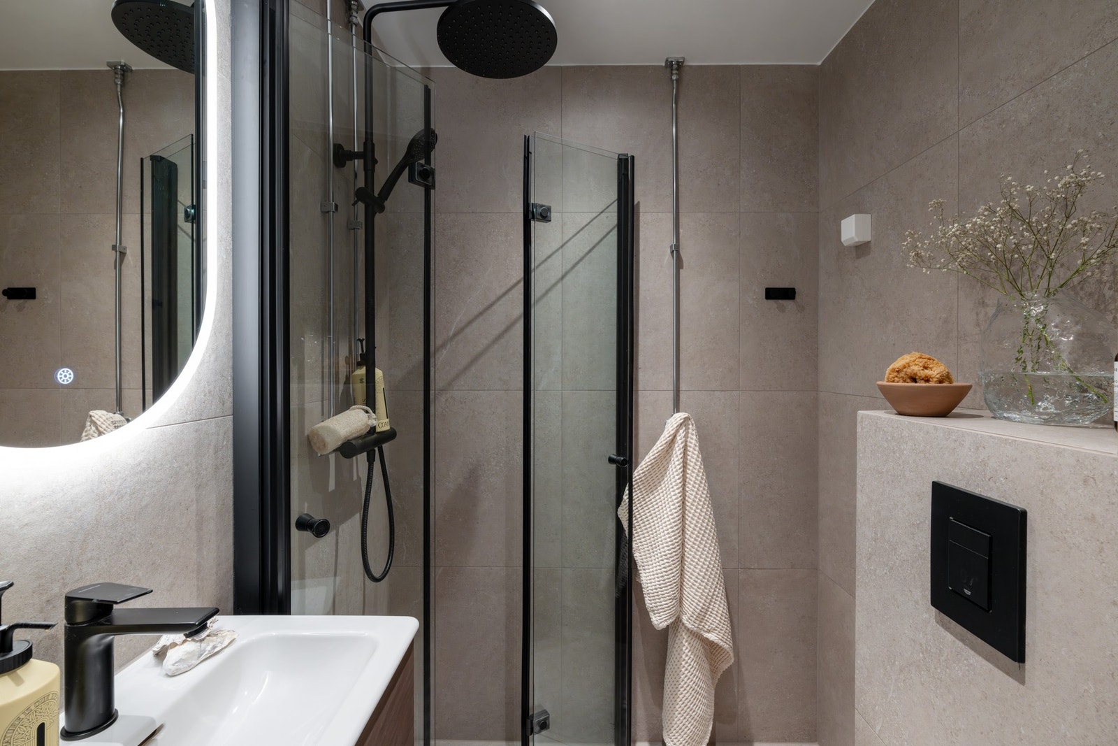 Badet ble oppgradert i 2025/2026 med nye fliser, servantskap, toalett, trykknapp, dusj og speil. Det er opplegg for vaskemaskin på badet. Galleribilde