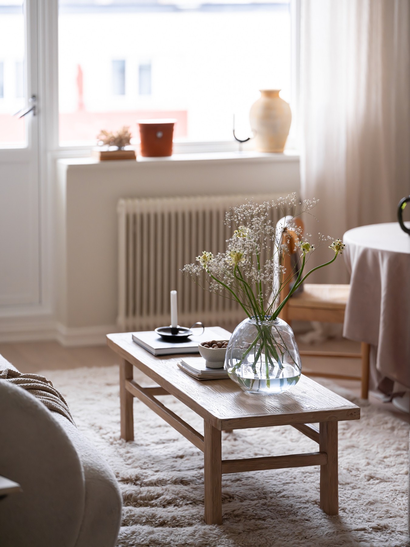 Store vindusflater kombinert med den luftige beliggenheten gir godt med lysinnslipp. Galleribilde