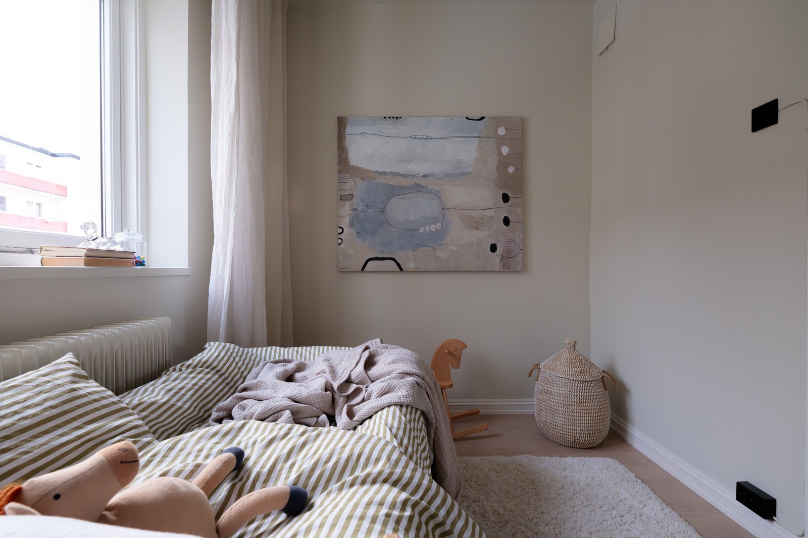 Rommet passer perfekt som barnerom, gjesterom og/eller kontor - alt etter ønske og behov. Galleribilde