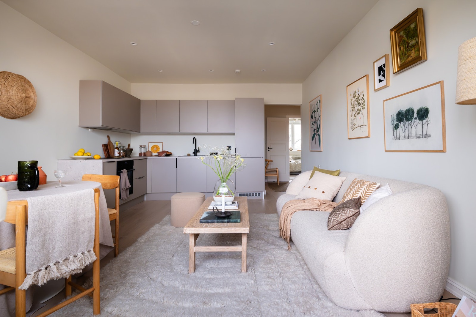 Det er fin plass til spisebord hvor du kan invitere venner og familie til hyggelige lag. Galleribilde