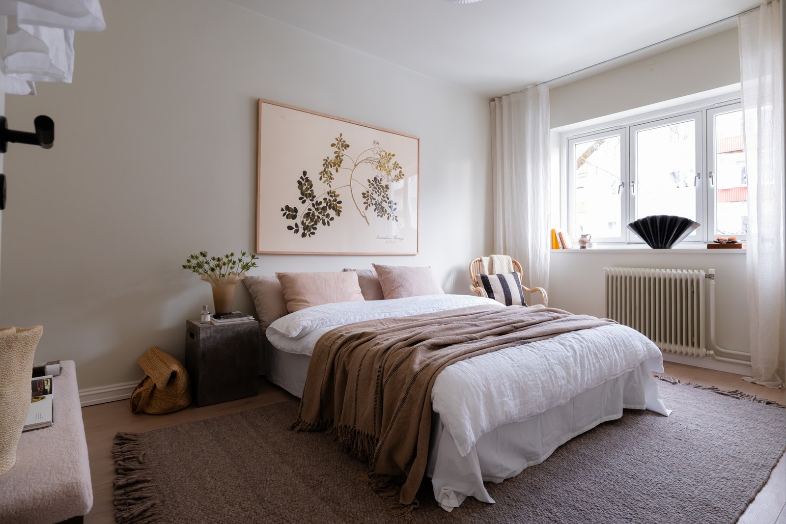 Hovedsoverommet har plass til dobbeltseng med tilhørende nattbord. Her er det også god plass til garderobeskap. Galleribilde