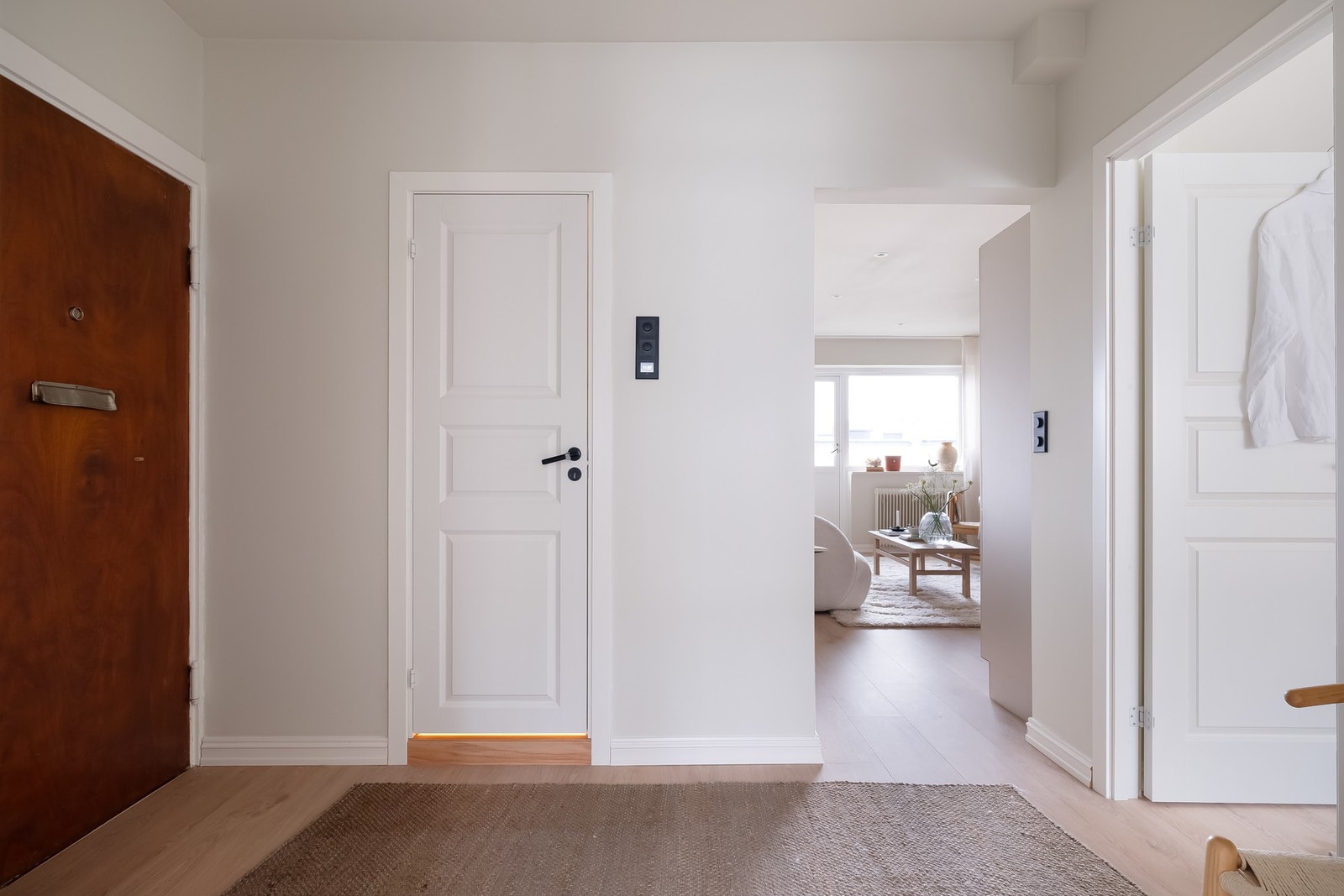 Her kommer du inn i en lys og innbydende entré med fin plass til blant annet kommode, knaggrekker og speil. Galleribilde