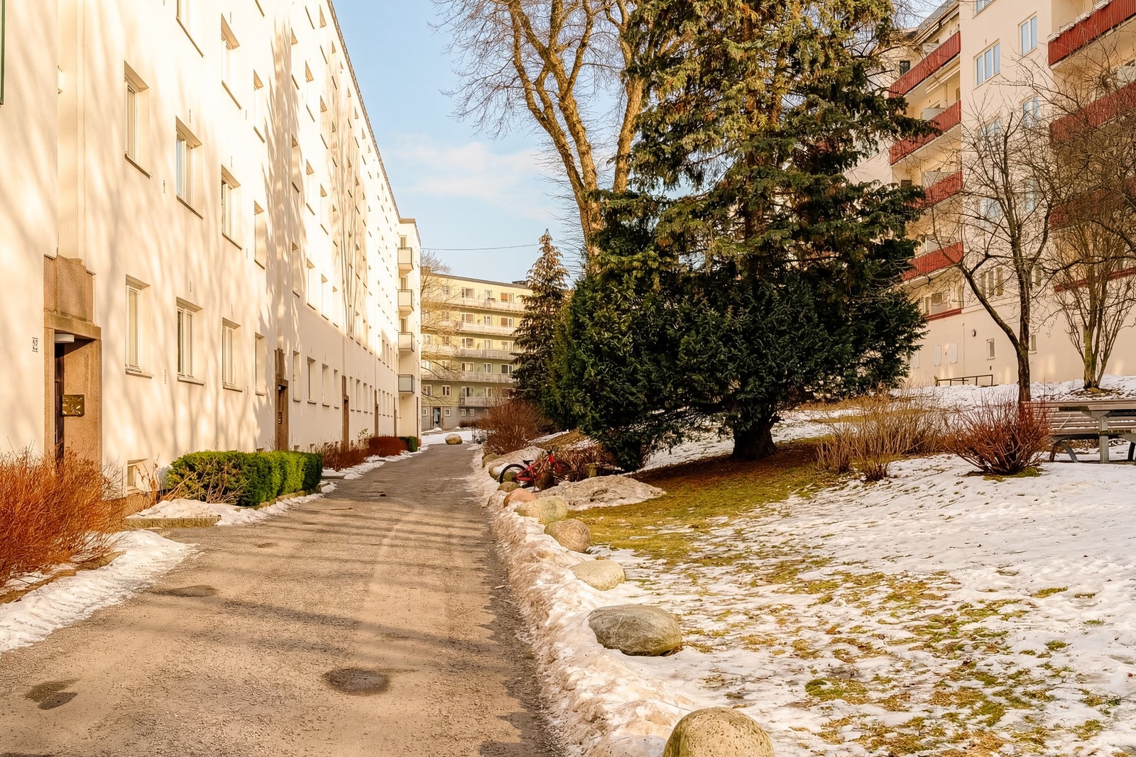 Velkommen til en hyggelig visning! Rett utenfor blokka er det hyggelig grøntområde. Galleribilde