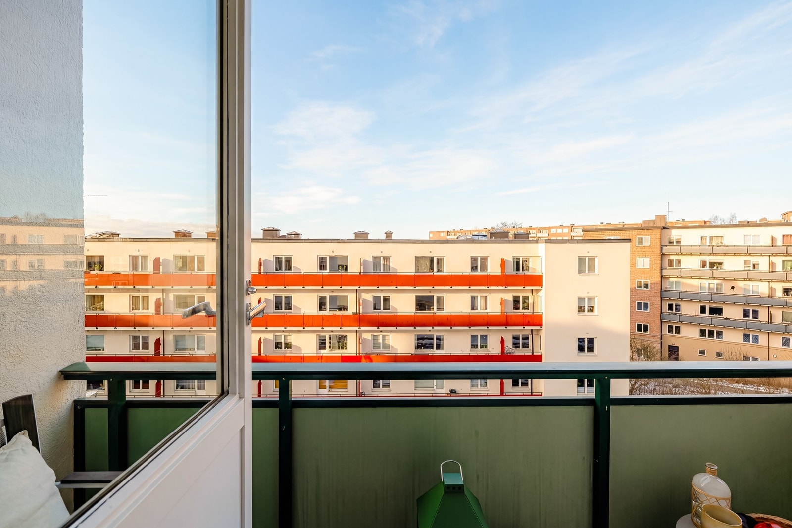 Her får man gleden av en hyggelig, vestvendt balkong med gode solforhold og fint utsyn over nabolaget! Galleribilde