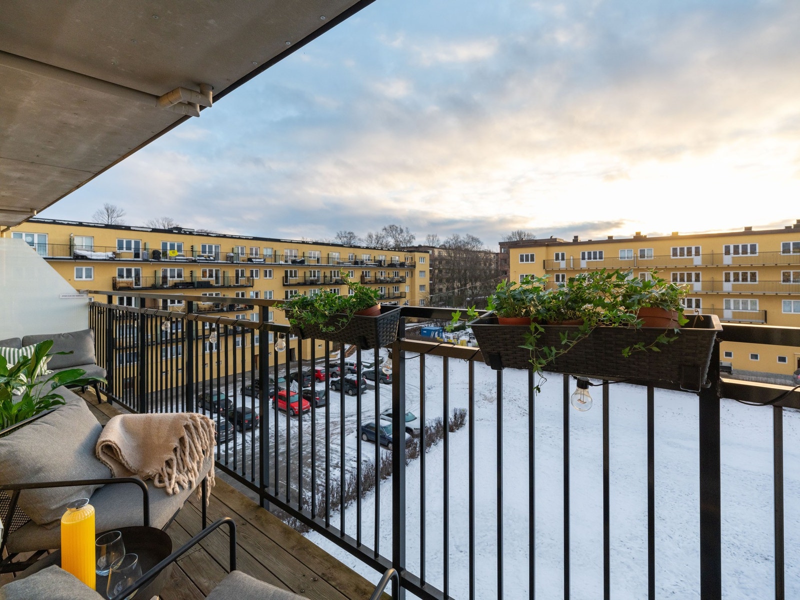 Gjennom doble fløydører fra stuen tar du deg ut til en fantastisk balkong på 8 kvm. Gled deg til bildene som kommer senere, da får du se hvordan bakgården ser ut på sommerstid! Galleribilde