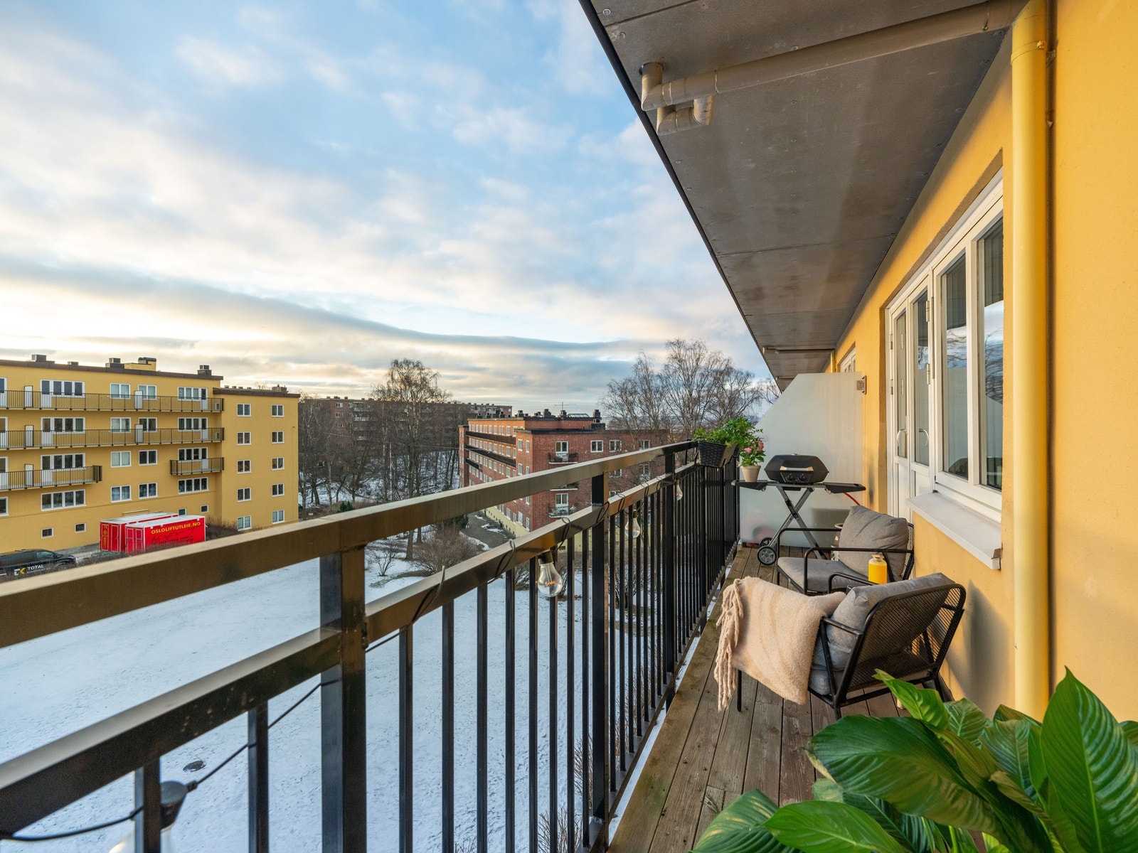 Leiligheten har en høy og luftig beliggenhet i byggets 4. etasje med en syd-østvendt balkong på 8 kvm. Galleribilde