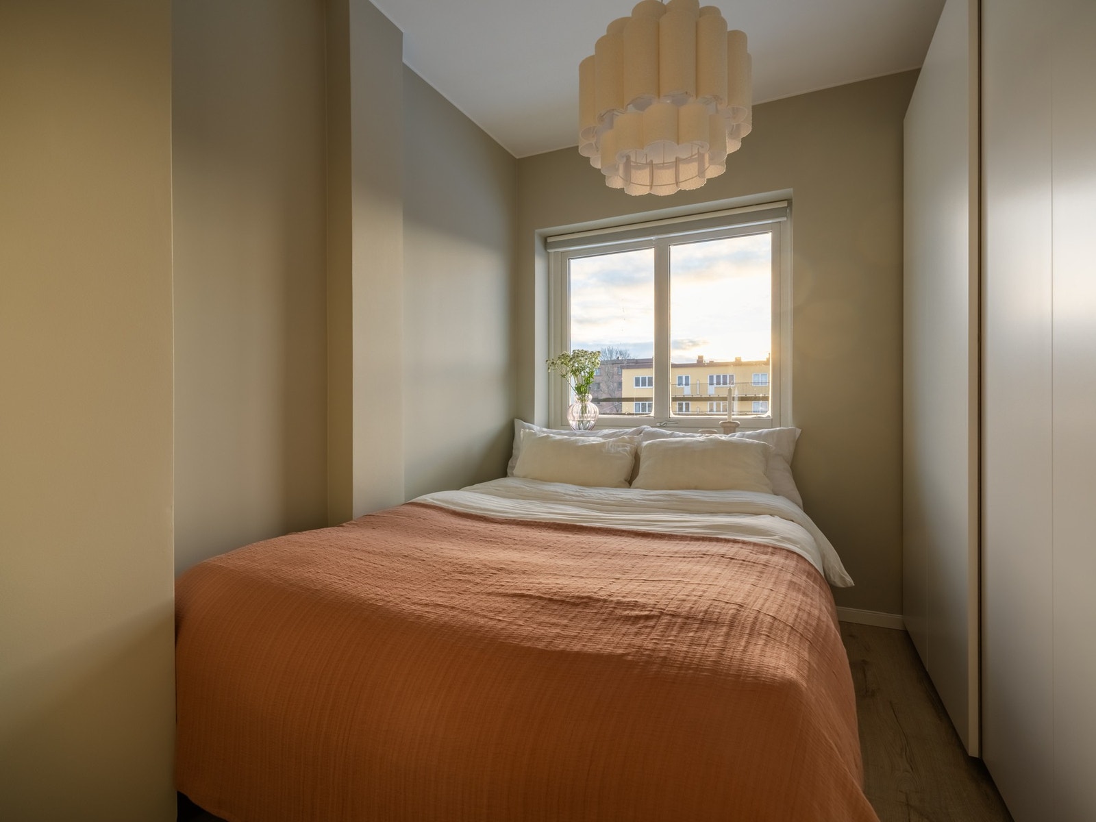 Soverommet er ordentlig behagelig og vender, i likhet med resten av leiligheten, mot indre gårdsrom. Galleribilde