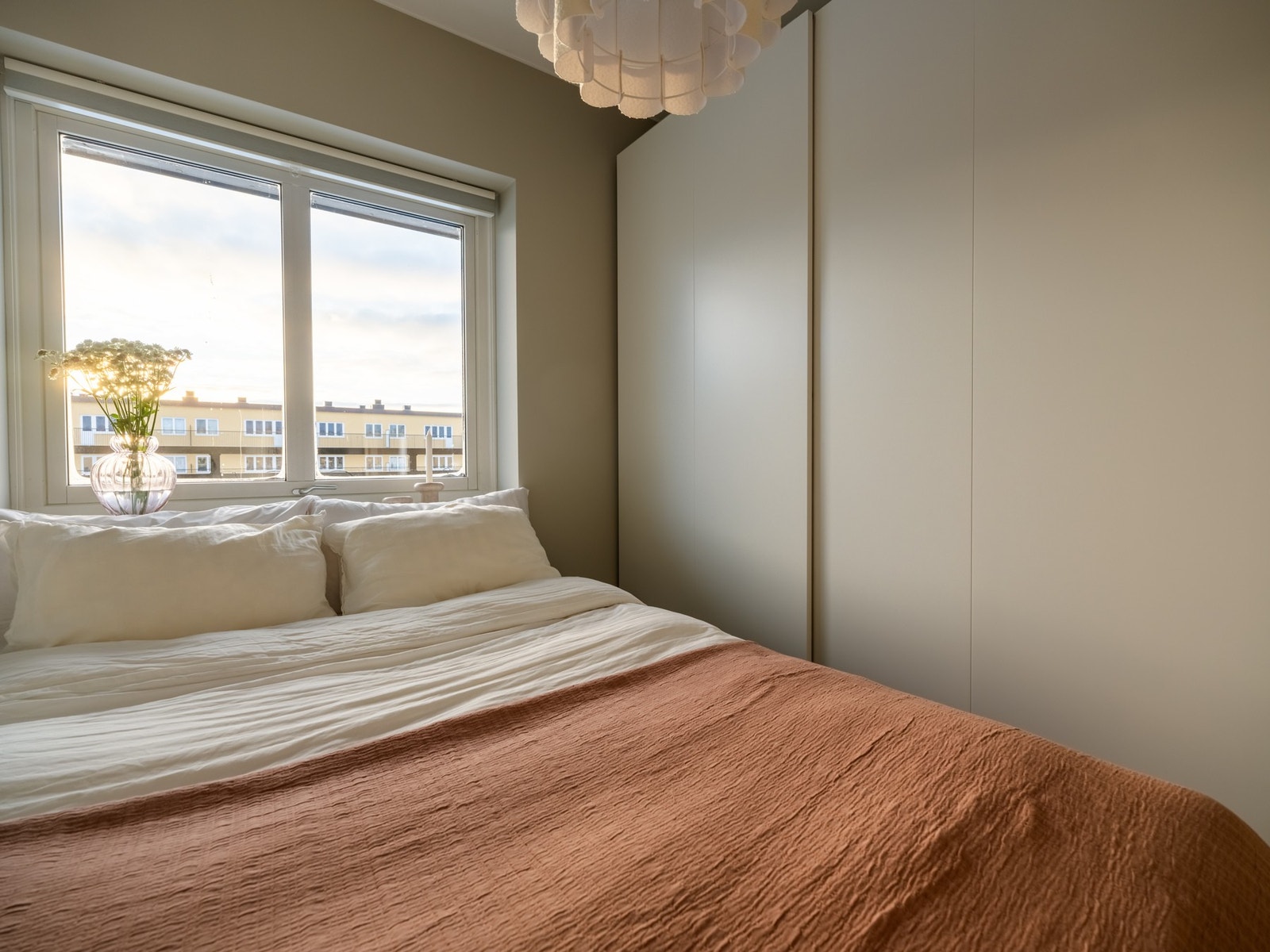 Her er det også en stor skyvedørsgarderobe, denne følger naturligvis salget. Galleribilde