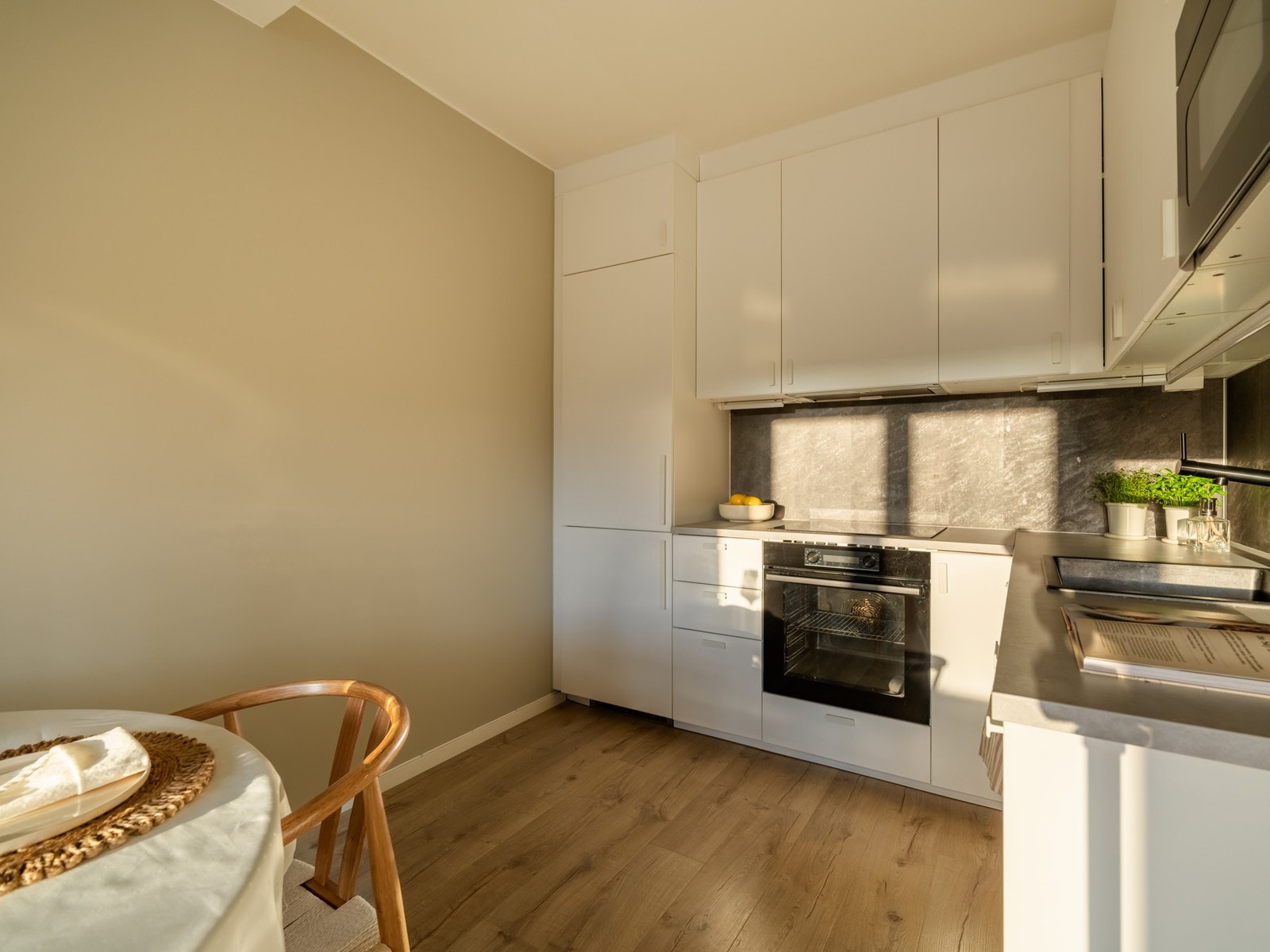 Det er masse skapplass i over- og underskap. Som du ser, så er også alle hvitevarer integrert og kjøkkenet er nytt fra 2021. Galleribilde