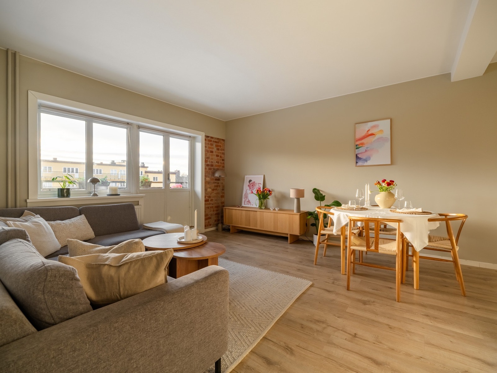 Velkommen til denne nydelige leiligheten på Rosenhoff i Bjørn Stallares vei 17!
Foto: Alexander Granlie | @boliggram Galleribilde