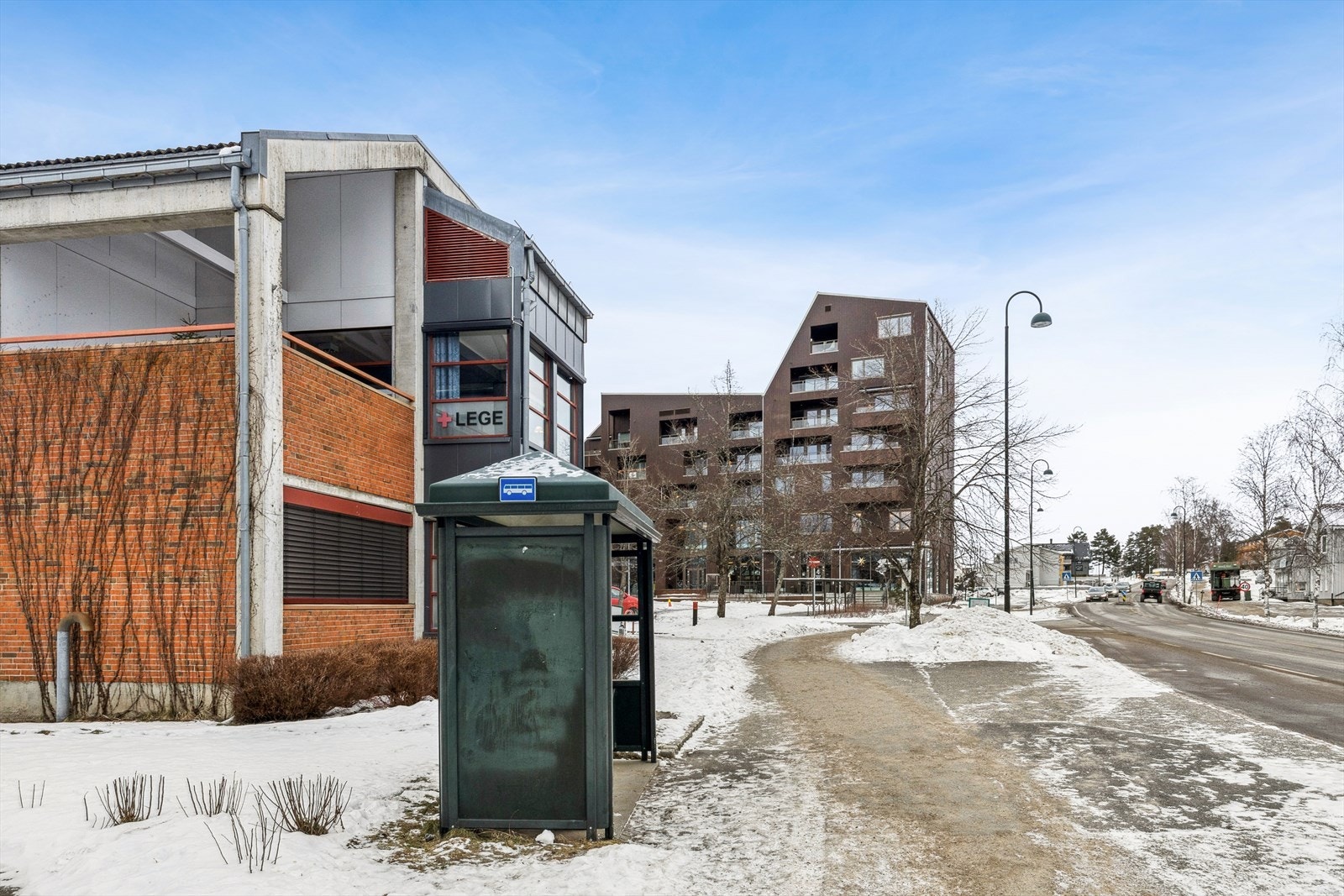 Bussholdeplass, legekontor og det meste du trenger er kun en liten spasertur fra leiligheten. Galleribilde