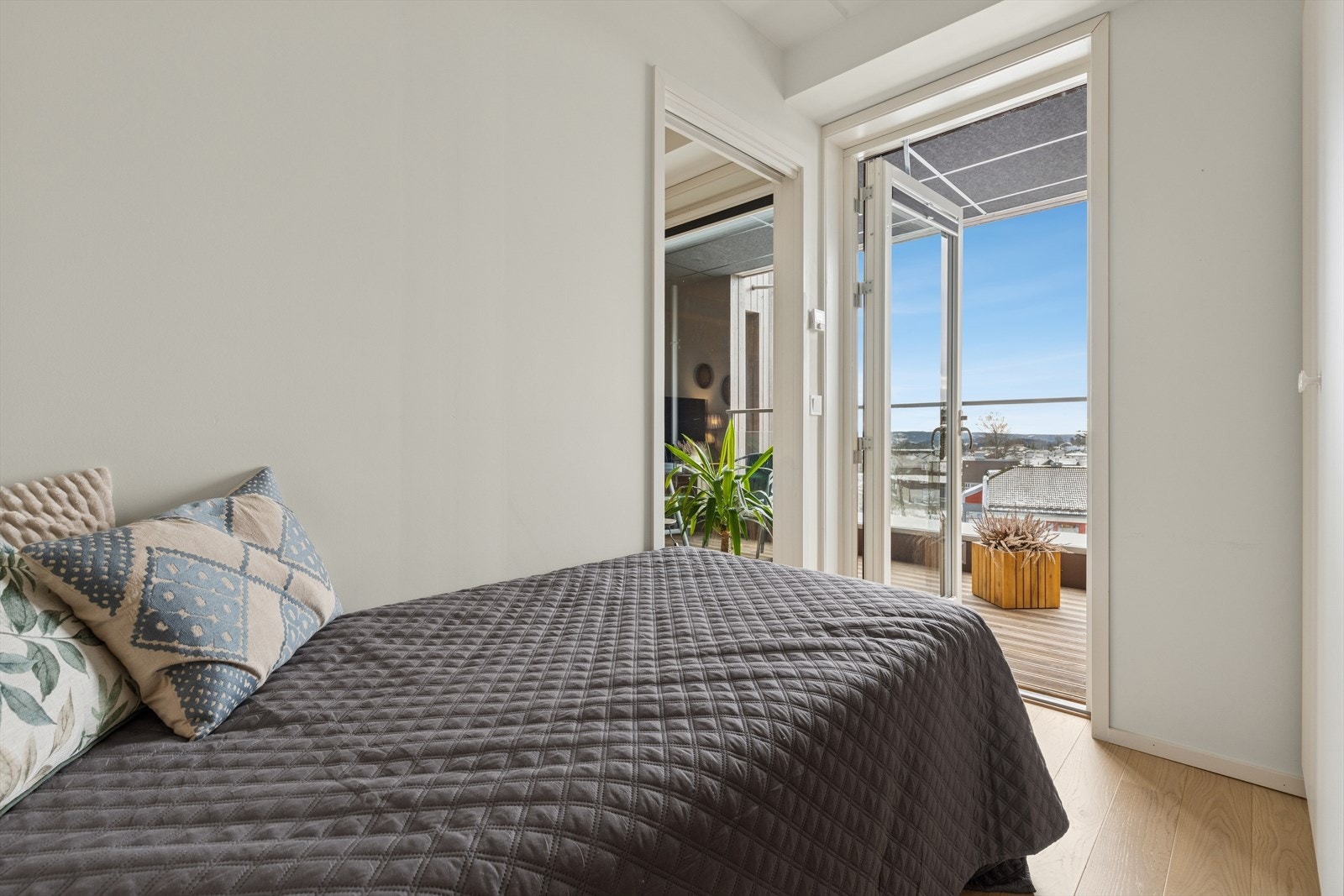 Soverom 2 er perfekt som gjesterom eller kontor. Hvis man ønsker kan man også ta ned veggen og få større stue. Galleribilde