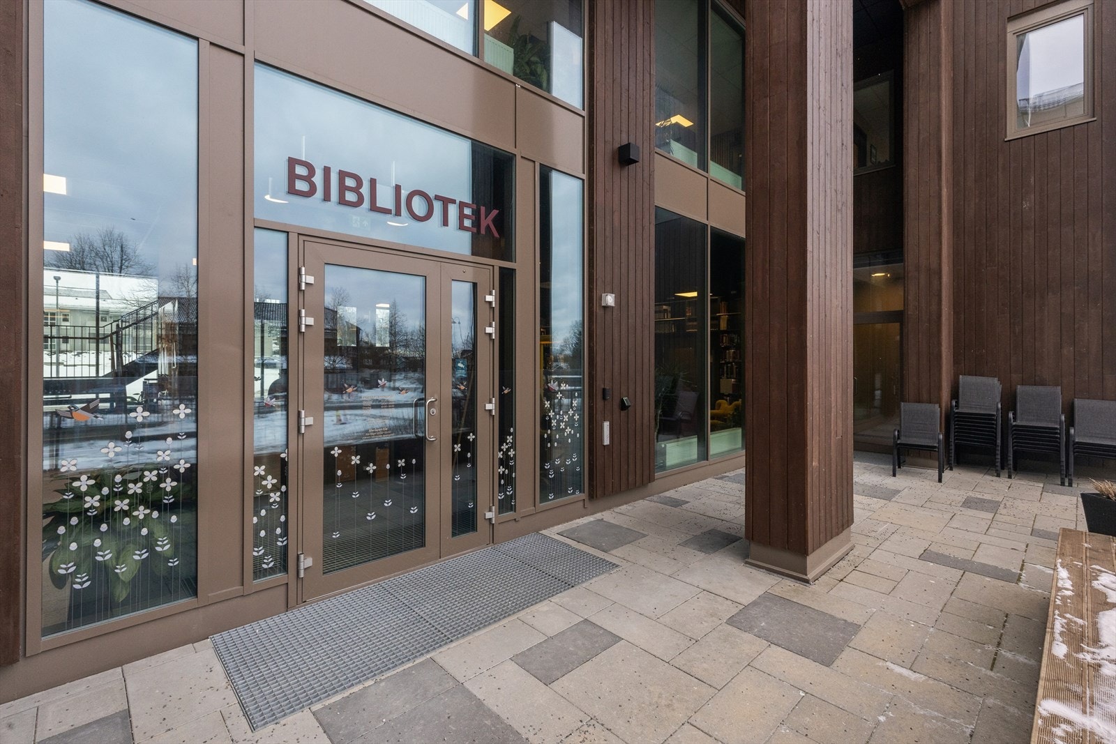 I første etasje på bygget finner du både kafé og bibliotek. Galleribilde
