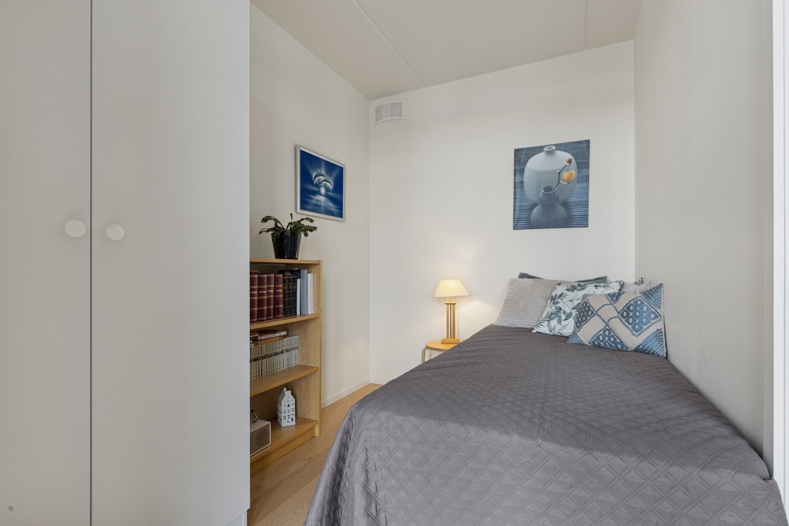 Soverom 2 er perfekt som gjesterom eller kontor. Hvis man ønsker kan man også ta ned veggen og få større stue. Galleribilde