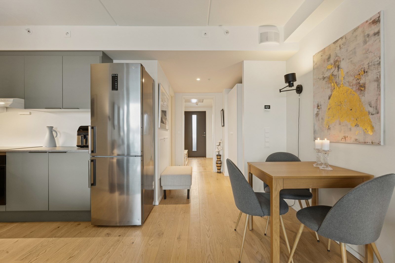 Det er en åpen stue- og kjøkkenløsning i leiligheten. Galleribilde