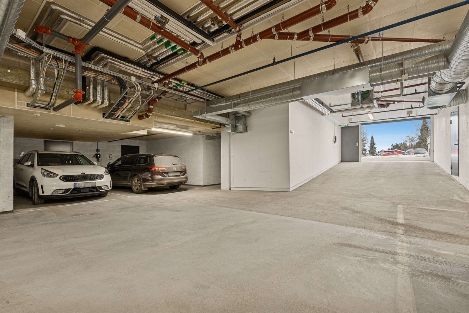 Det følger med både bod og parkeringsplass i kjeller. Det er mulighet for å montere el-bil lader på parkeringsplassen. Galleribilde