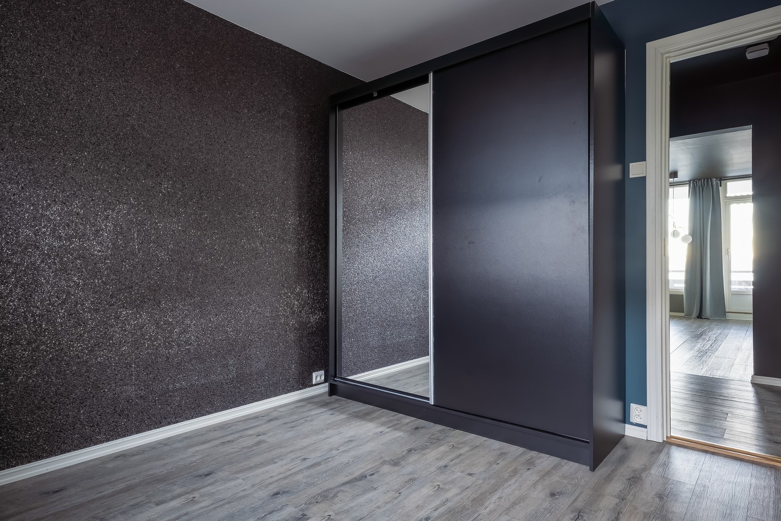 På soverommet er det også et stor garderobeskap. Galleribilde